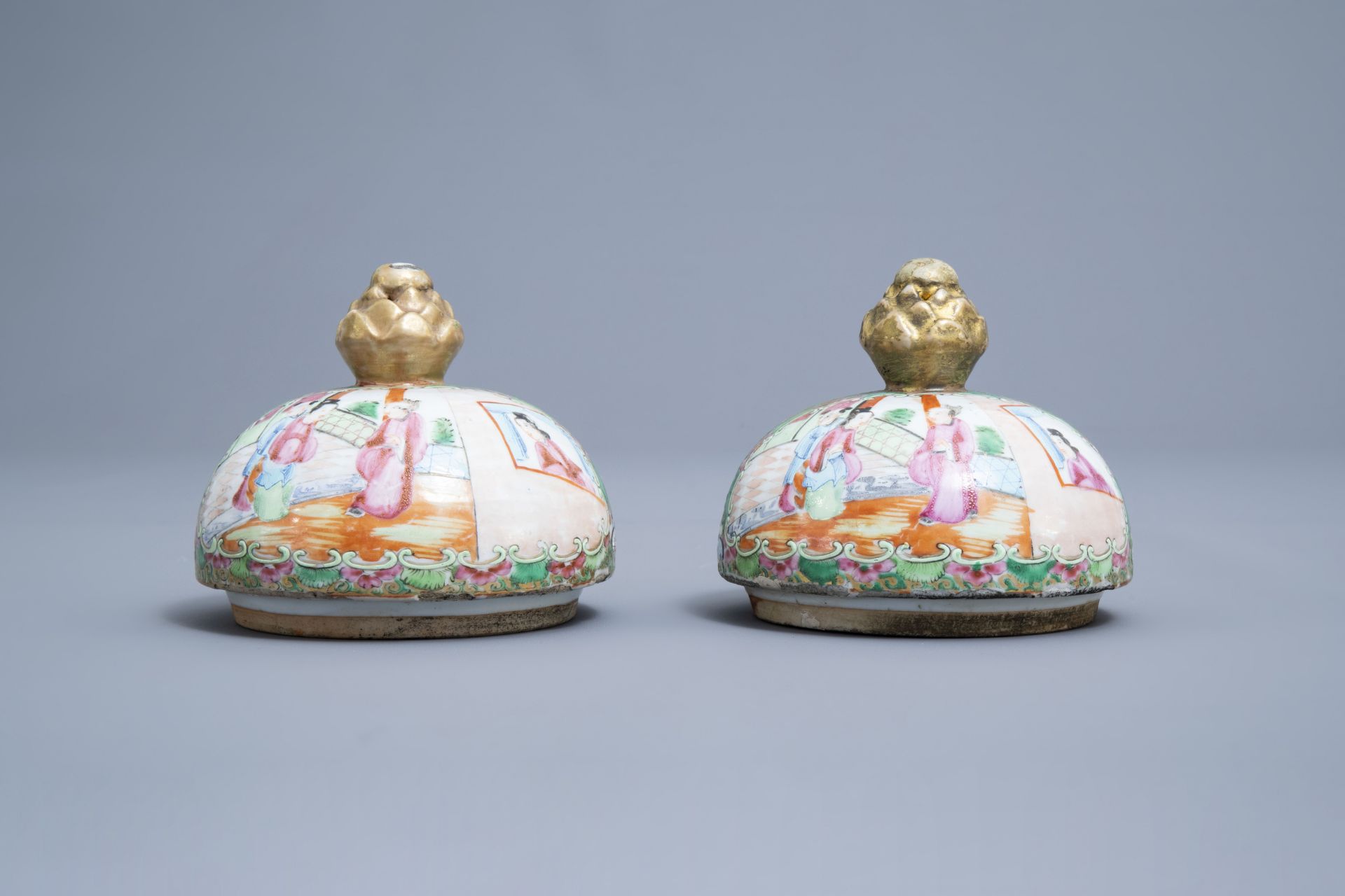 A pair of Chinese Canton famille rose vases and covers, 19th C. - Image 9 of 14