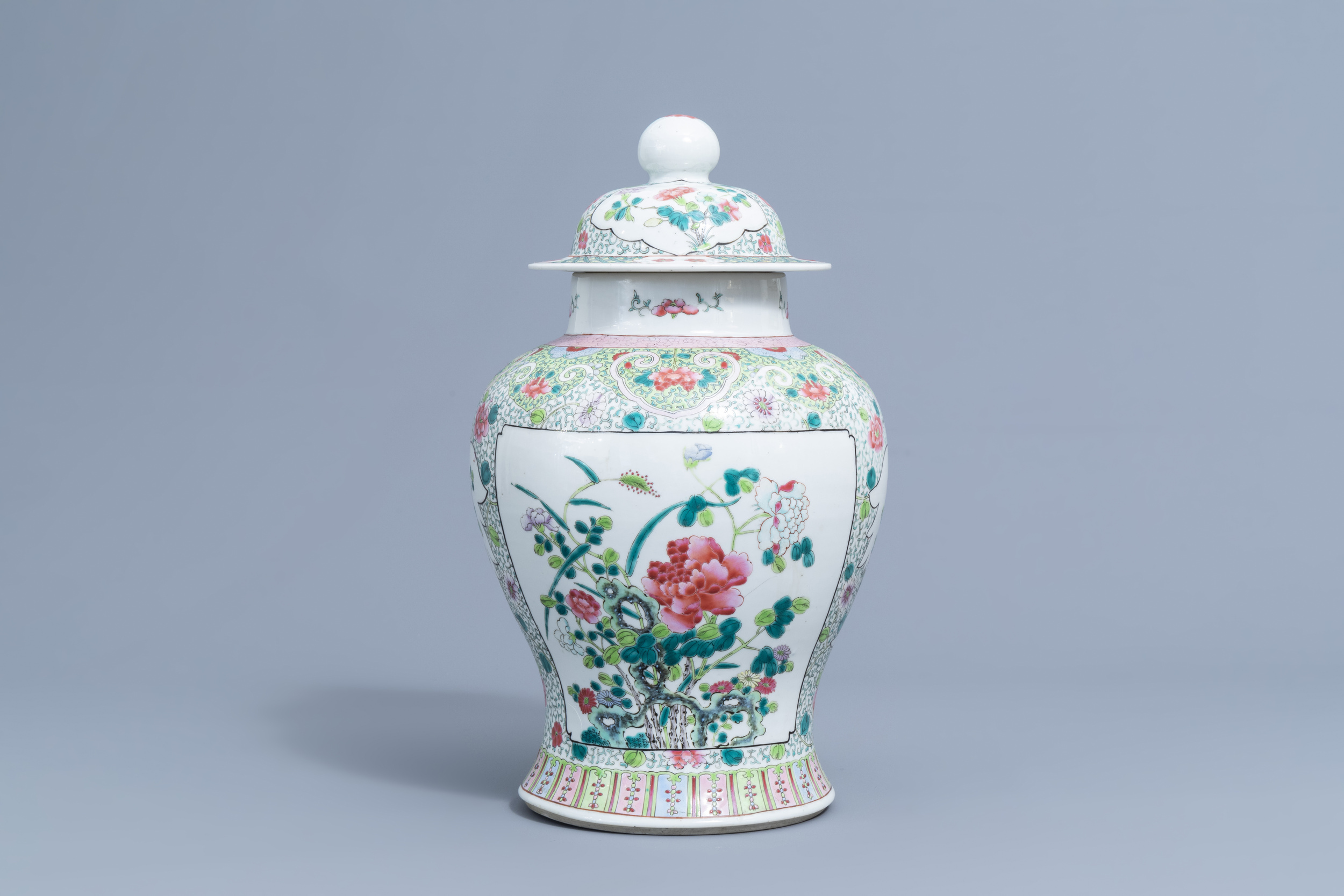 A Chinese famille rose vase and cover with birds among blossoming branches, 19th/20th C. - Image 3 of 8