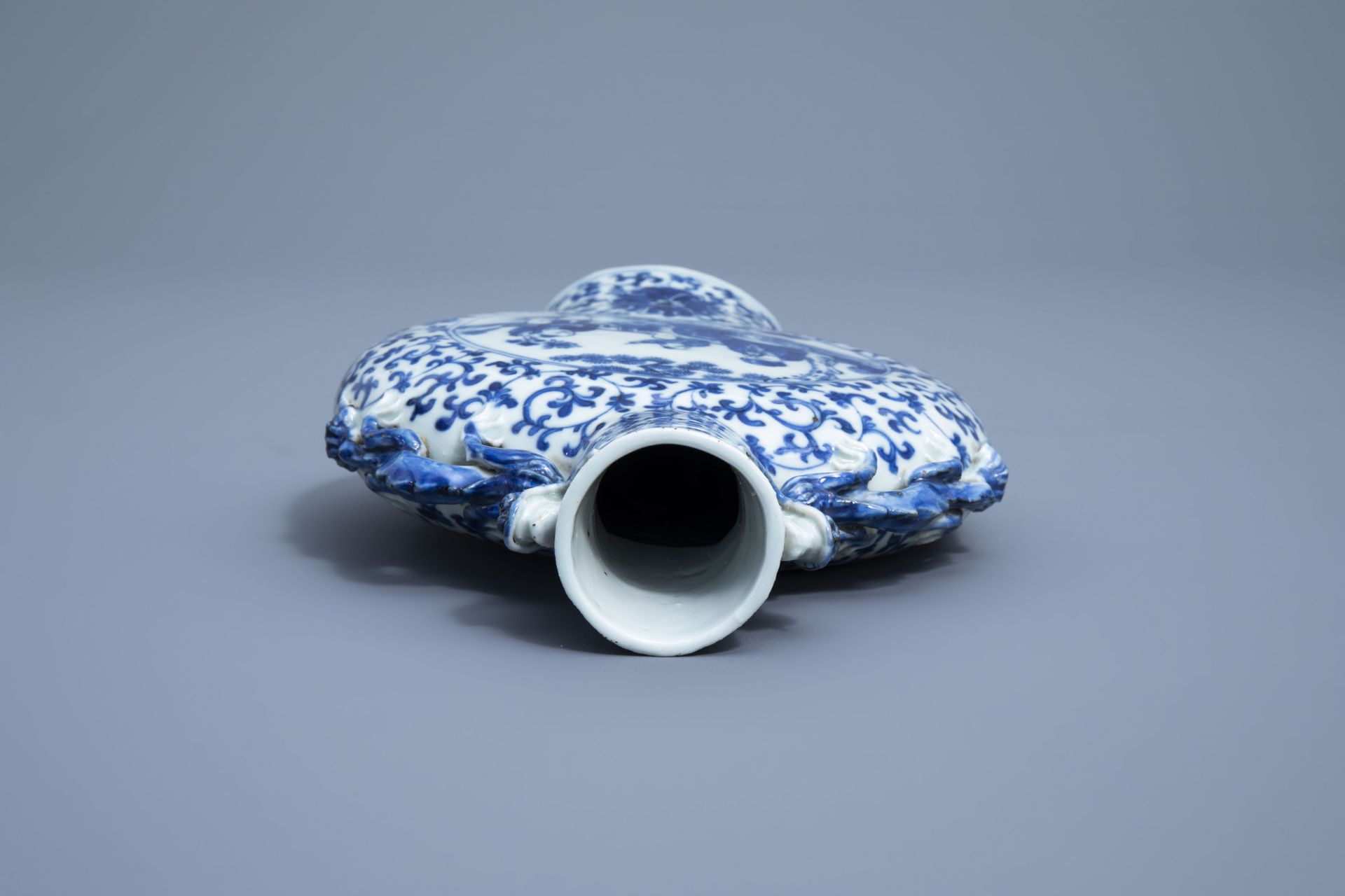 A Chinese blue and white moonflask with figures and a bird, 19th C. - Image 6 of 8