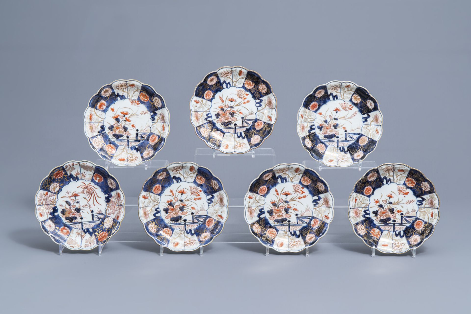 Seven Japanese Imari plates with scalloped rim and floral design, Edo, 18th C.