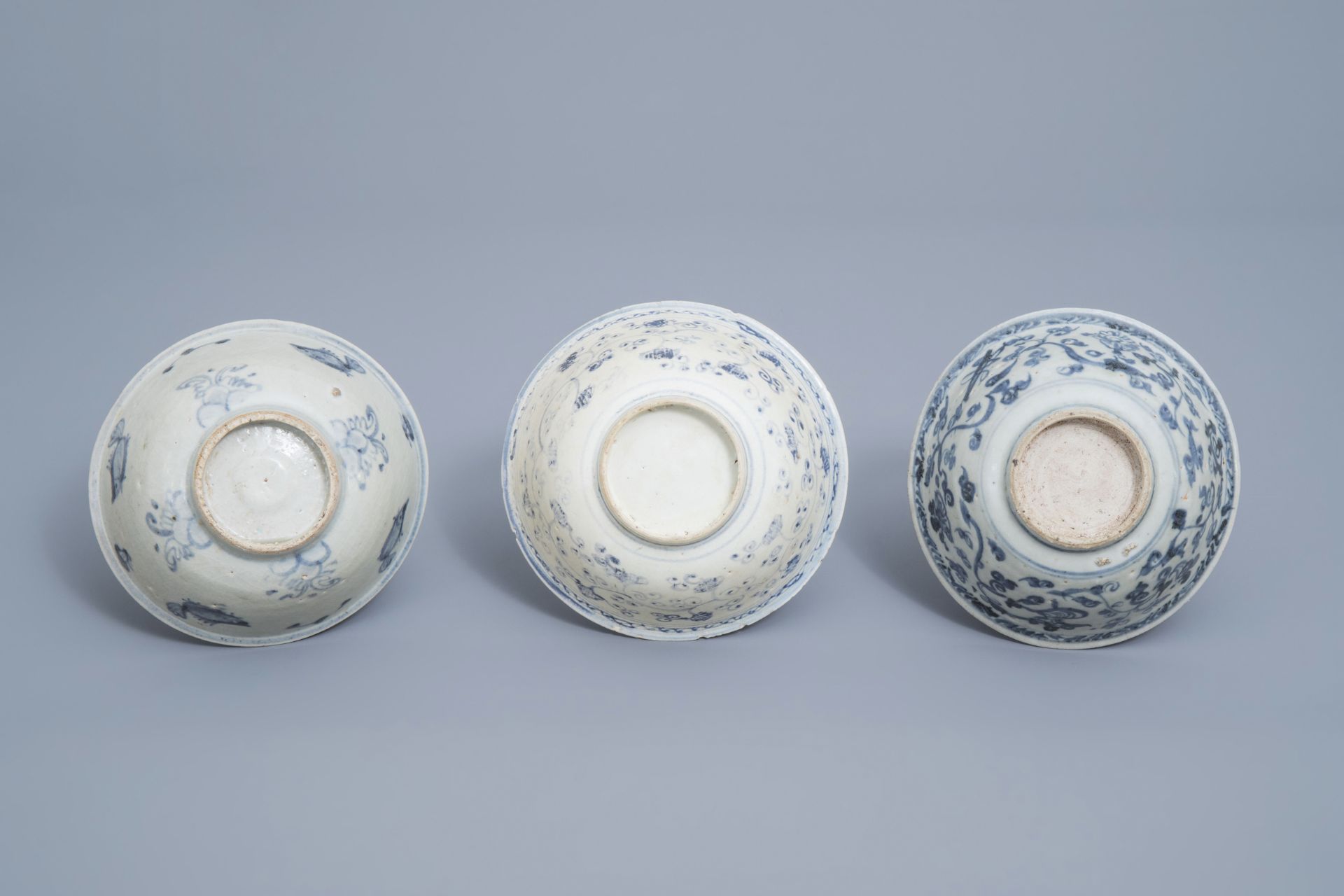 A varied collection of Chinese blue and white bowls and saucers, Ming and later - Image 13 of 30