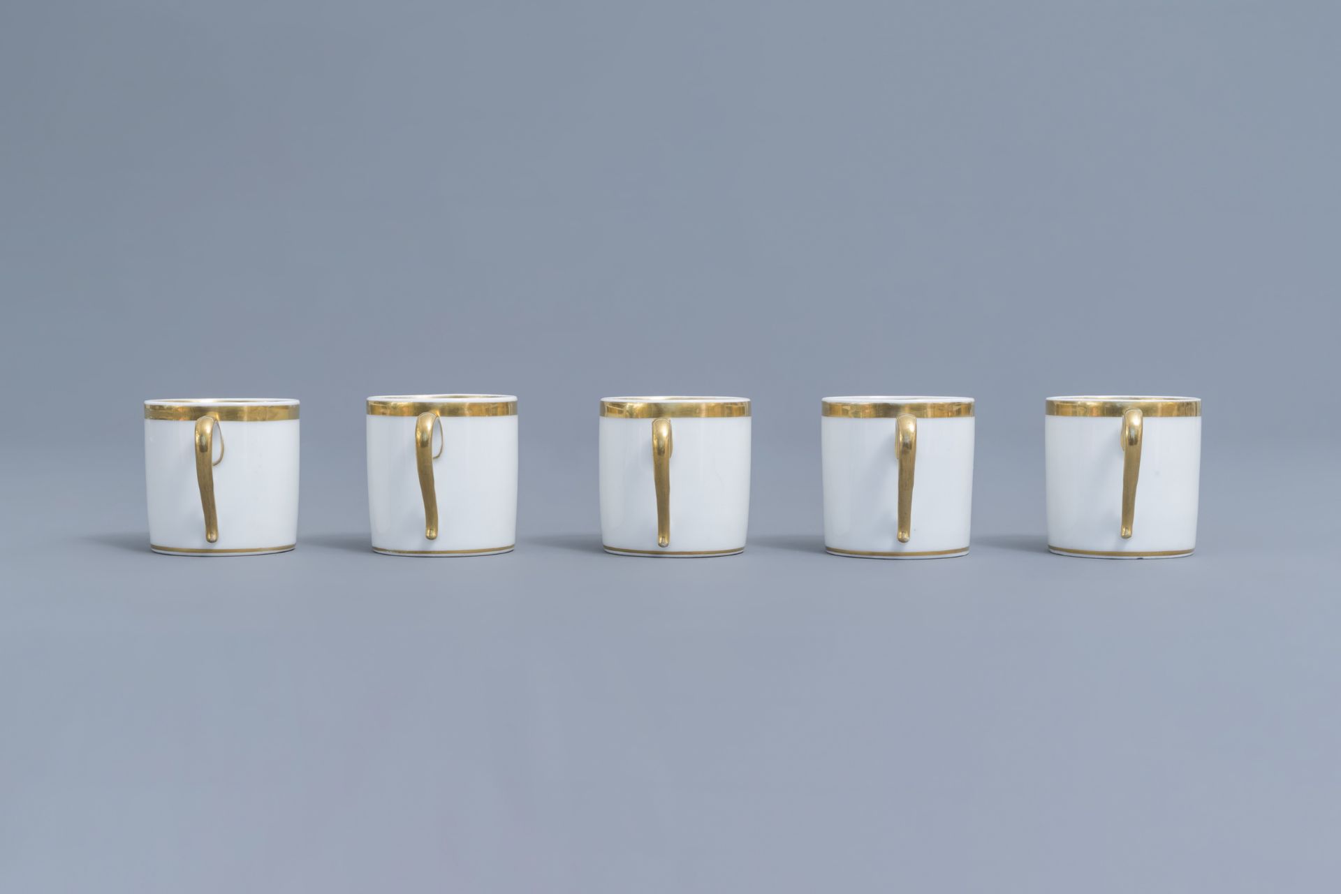 A 25-piece Paris porcelain coffee and tea service with First French Empire ladies portraits, 19th C. - Image 49 of 70