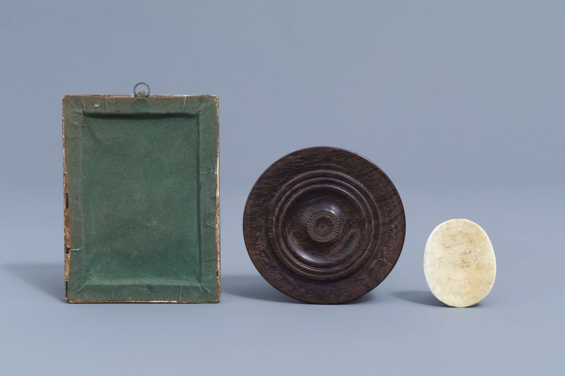 Two French ivory portrait medallions and two pax christi, 19th/20th C. - Image 6 of 13