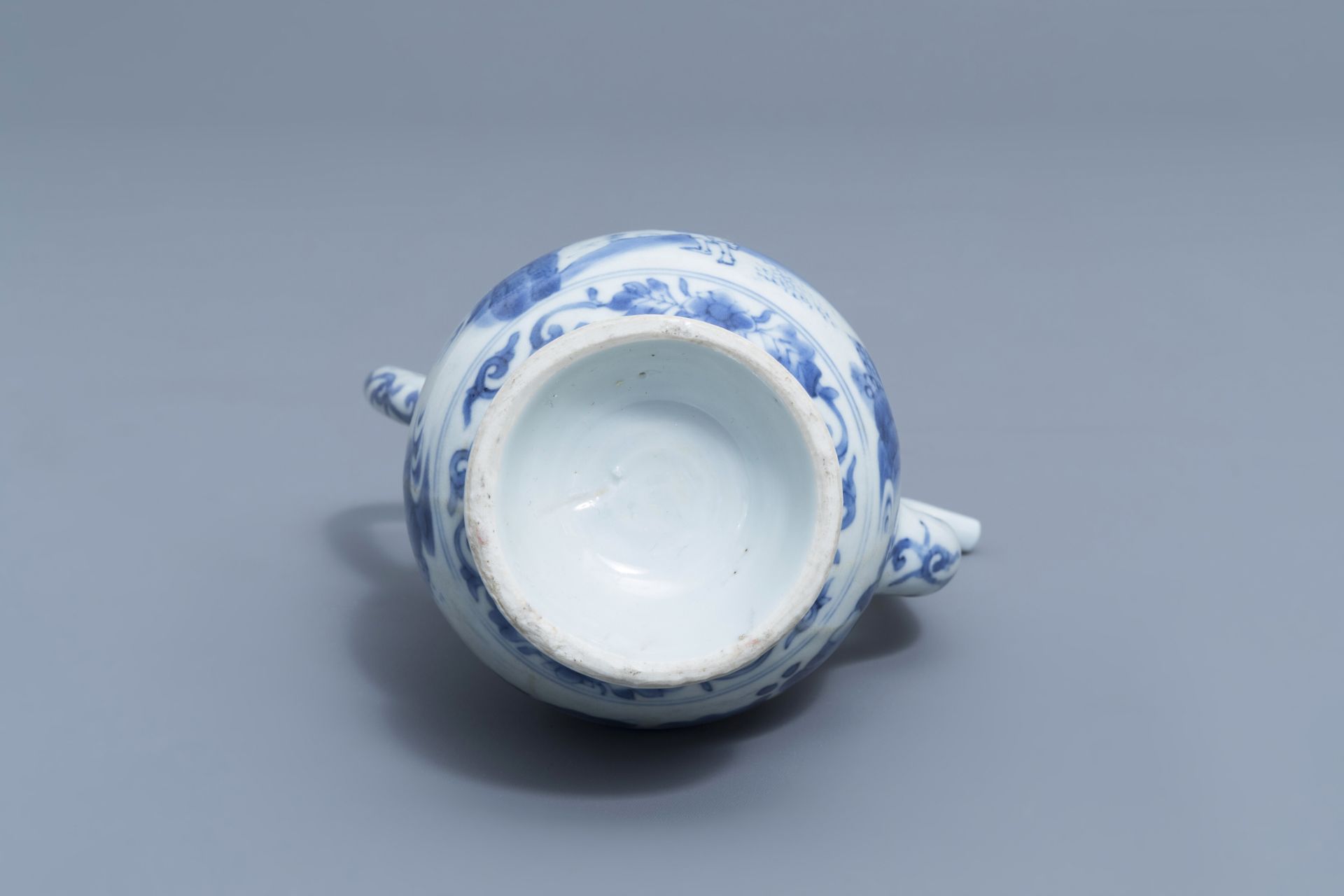A Chinese blue and white ewer with figures in a landscape, Transitional period, 17th C. - Bild 8 aus 8