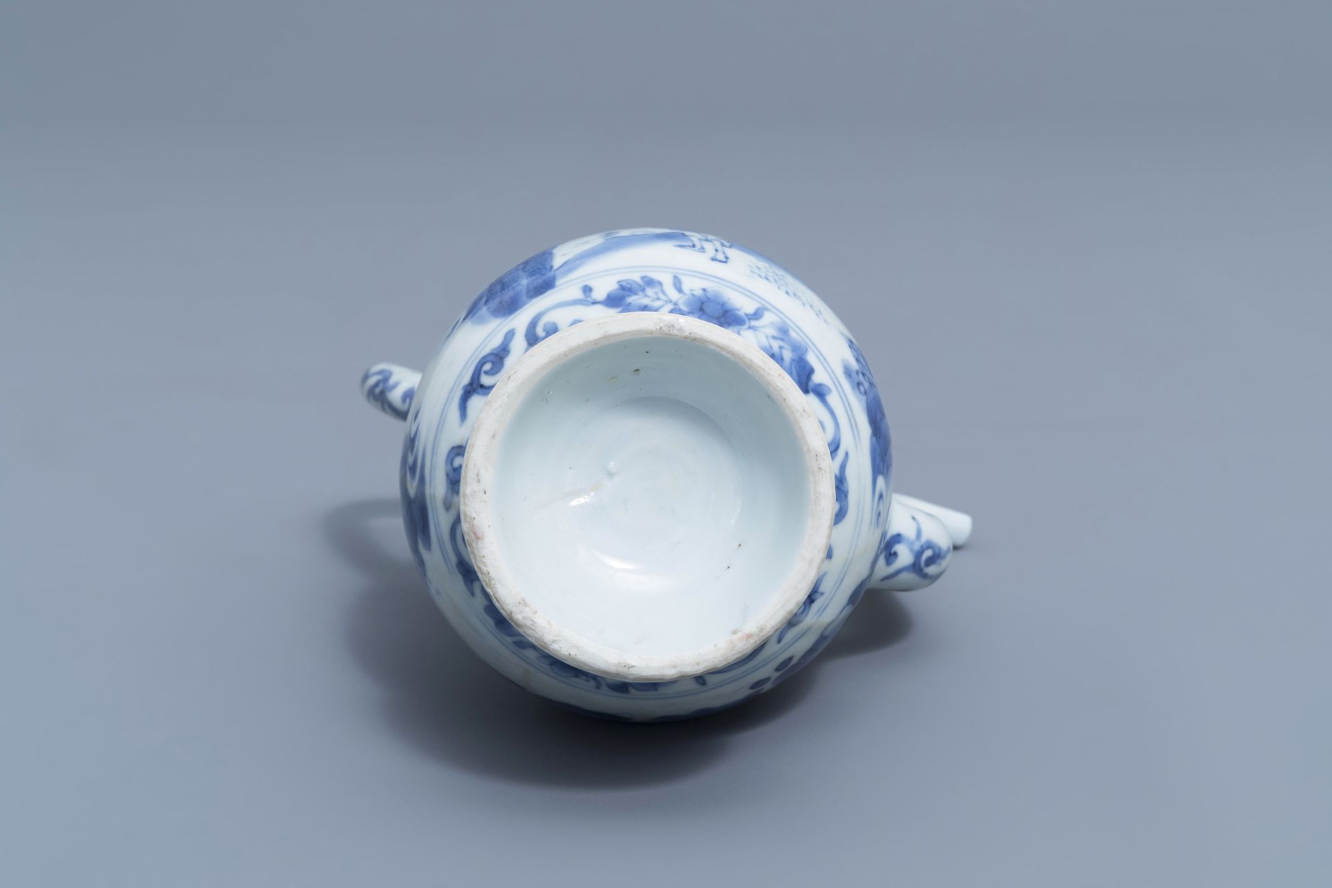 A Chinese blue and white ewer with figures in a landscape, Transitional period, 17th C. - Image 8 of 8