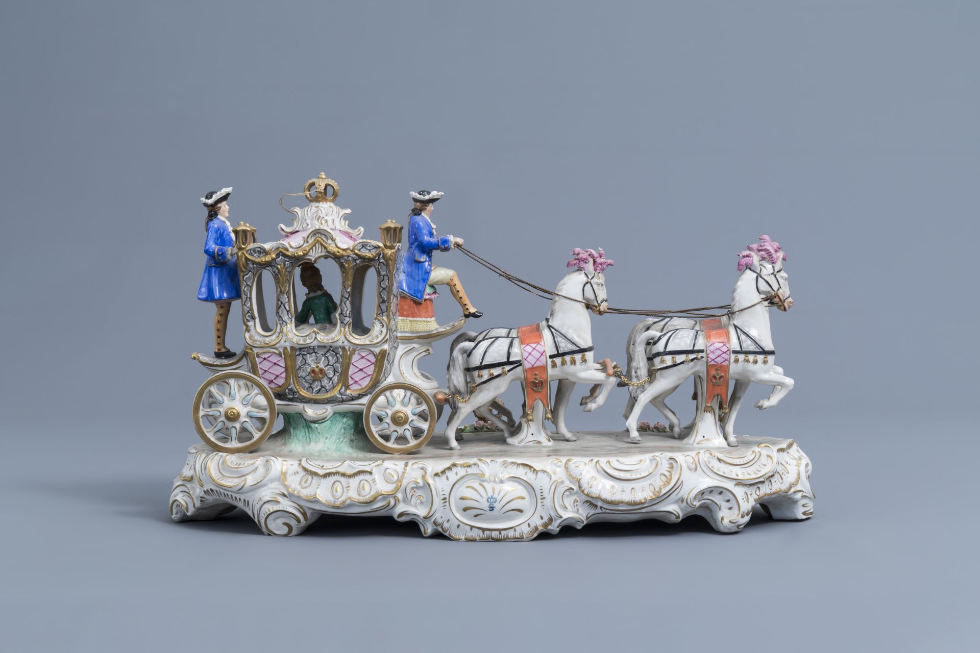 A group with a four-in-hand carriage in polychrome Saxon porcelain, Sitzendorf mark, 20th C. - Image 3 of 11