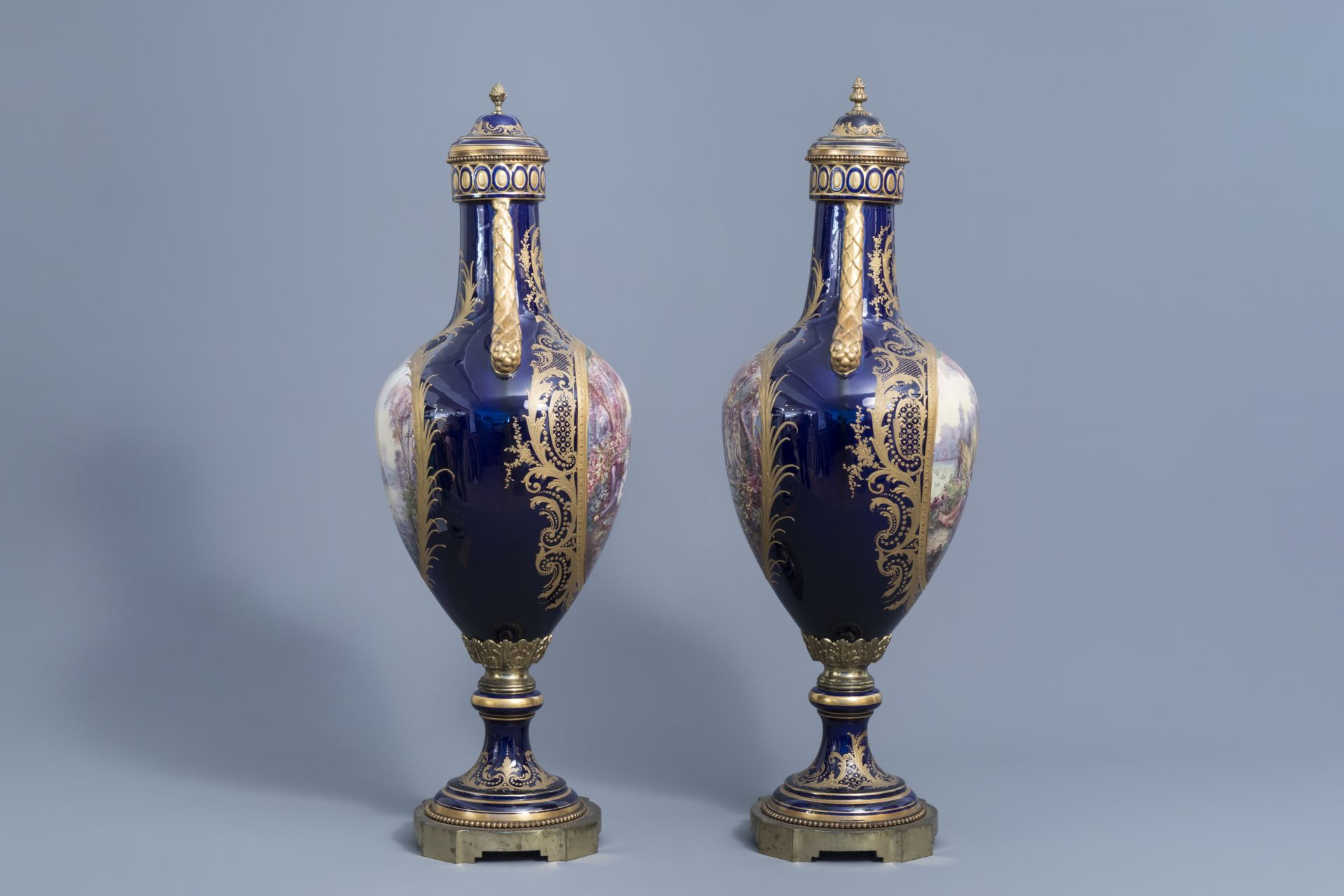 A pair of large French Svres styles vases and covers with gallant scenes and landscapes, 20th C. - Image 4 of 20