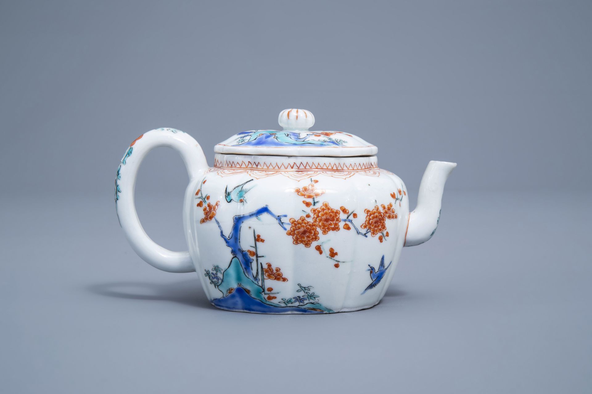 A lobed Japanese Kakiemon teapot and cover, Edo, 18th C. - Image 3 of 8