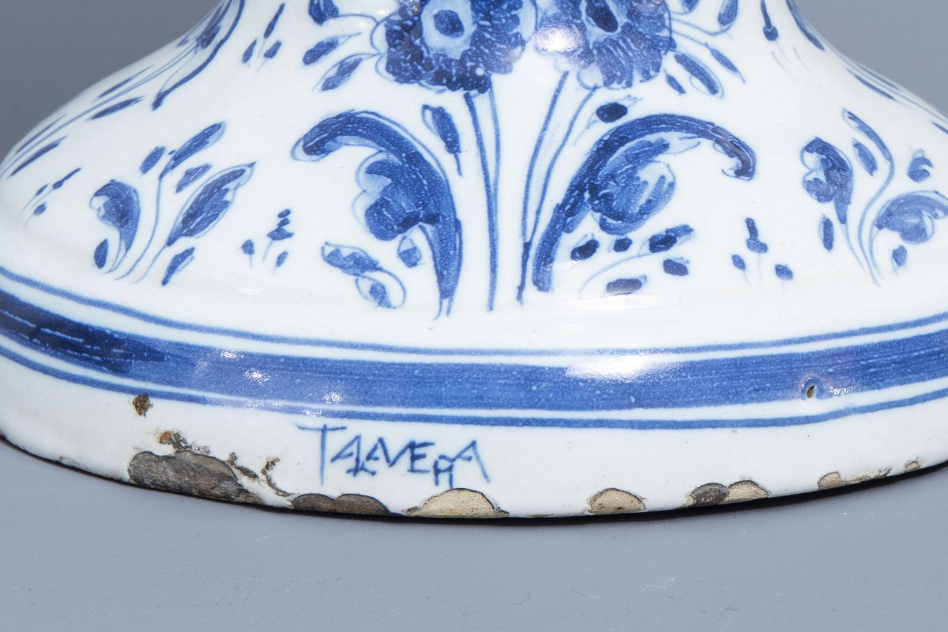 A Spanish blue and white pharmacy jar with floral design, Talavera, 19th C. - Bild 10 aus 16