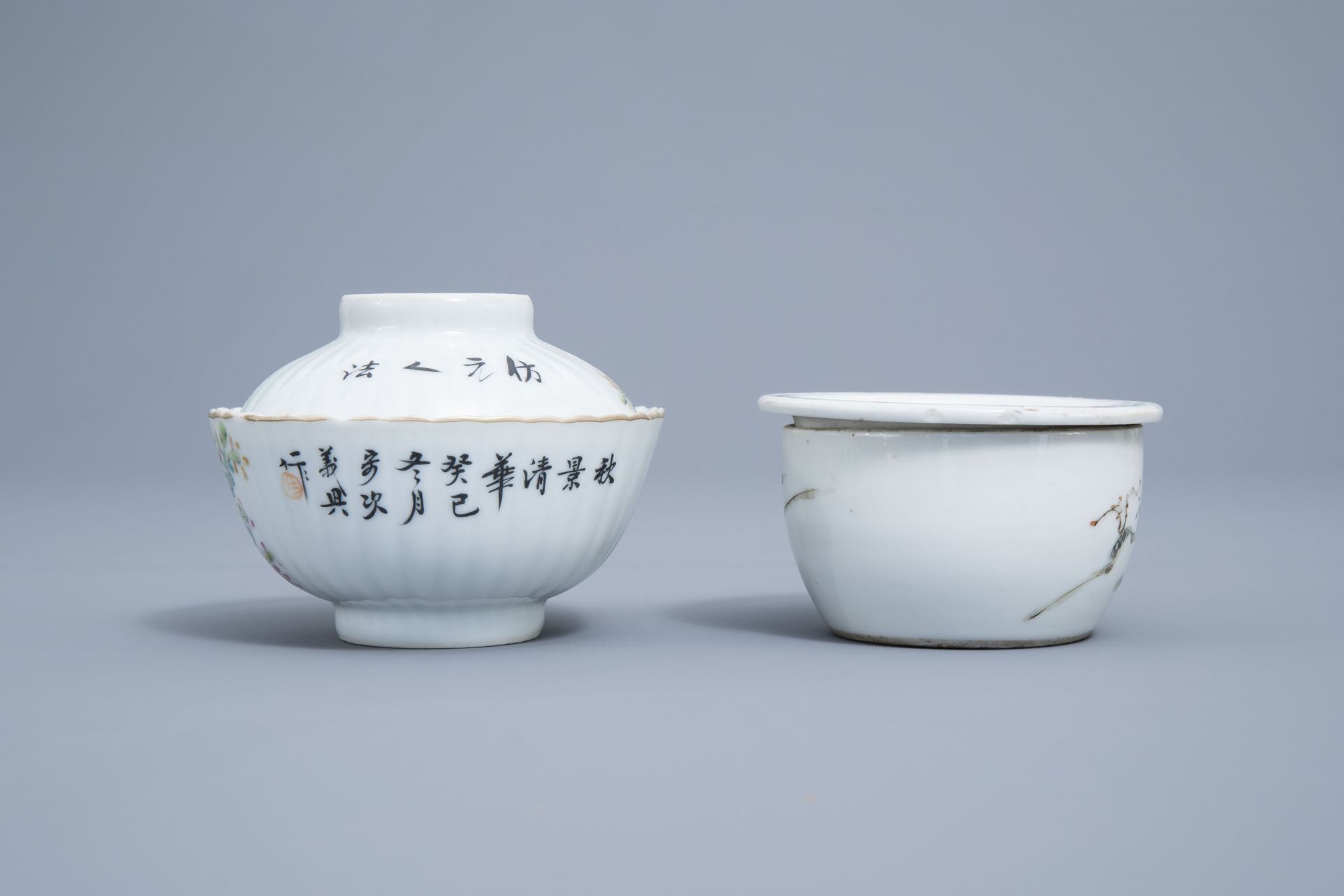 A Chinese five-piece famille rose tea service, 19th/20th C. - Image 10 of 16