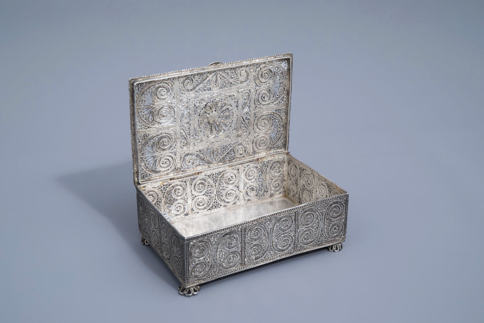 A silver filigree casket with floral design, 835/000, various marks, 19th/20th C. - Image 2 of 11