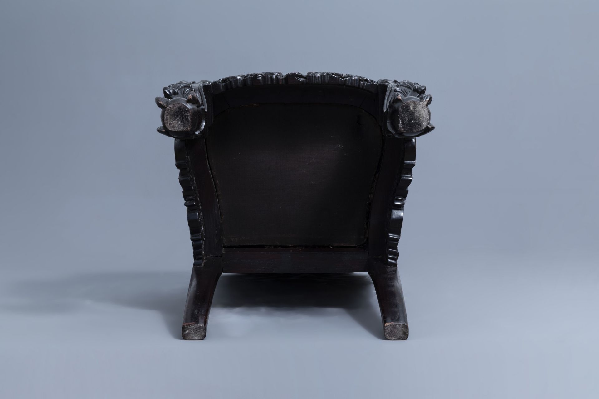 A Chinese finely carved wooden chair, 19th C. - Image 7 of 10