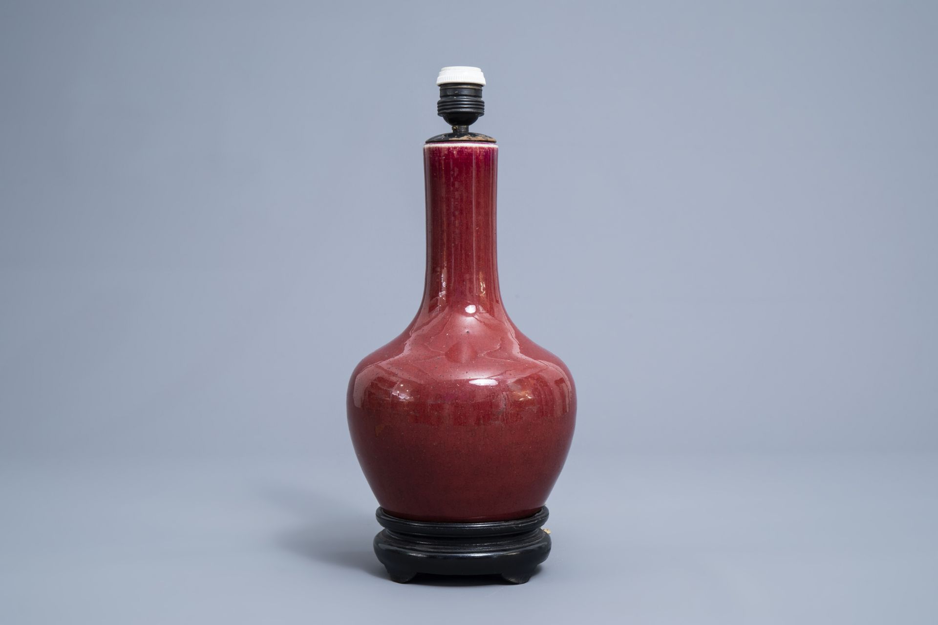 A Chinese monochrome sang de boeuf lamp-mounted bottle vase, 19th C. - Image 3 of 7