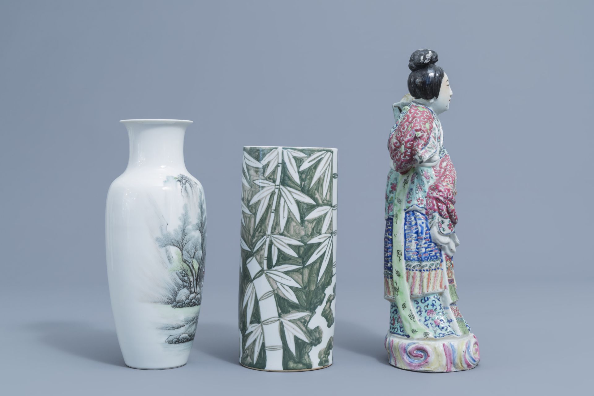 A varied collection of Chinese famille rose and famille verte porcelain, 19th/20th C. - Image 9 of 13