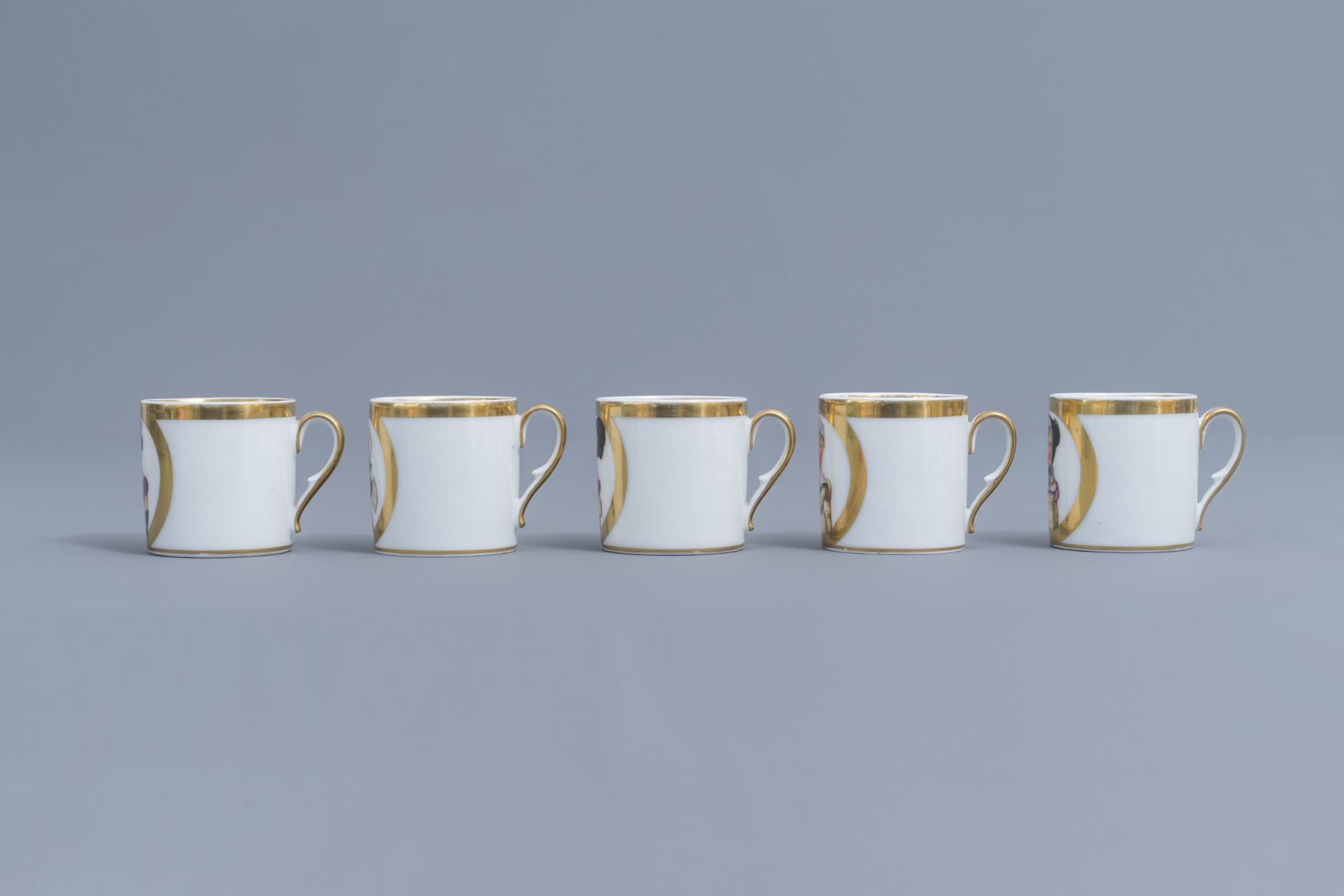 A 25-piece Paris porcelain coffee and tea service with First French Empire ladies portraits, 19th C. - Image 60 of 70