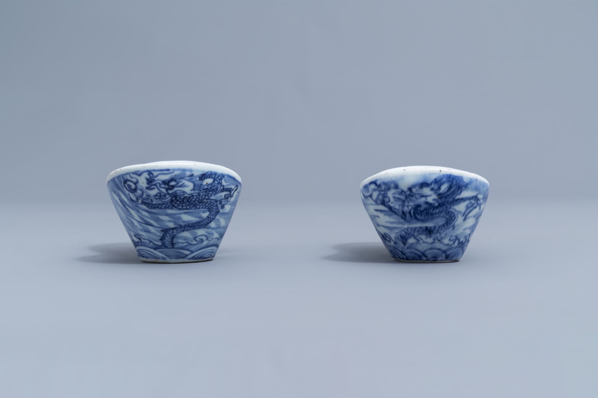 A pair of Chinese blue and white ingot shaped bowls, 18th/19th C. - Image 12 of 20