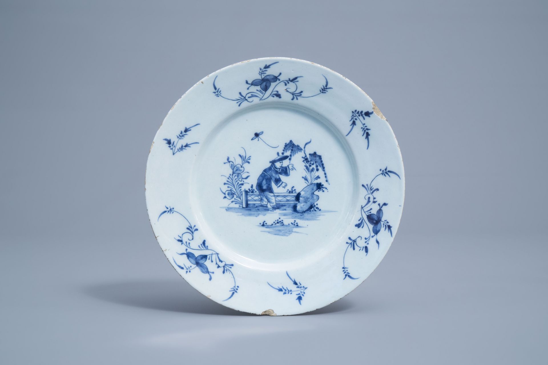 A pair of Dutch Delft blue and white 'chinoiserie' plates, 18th C. - Bild 2 aus 5
