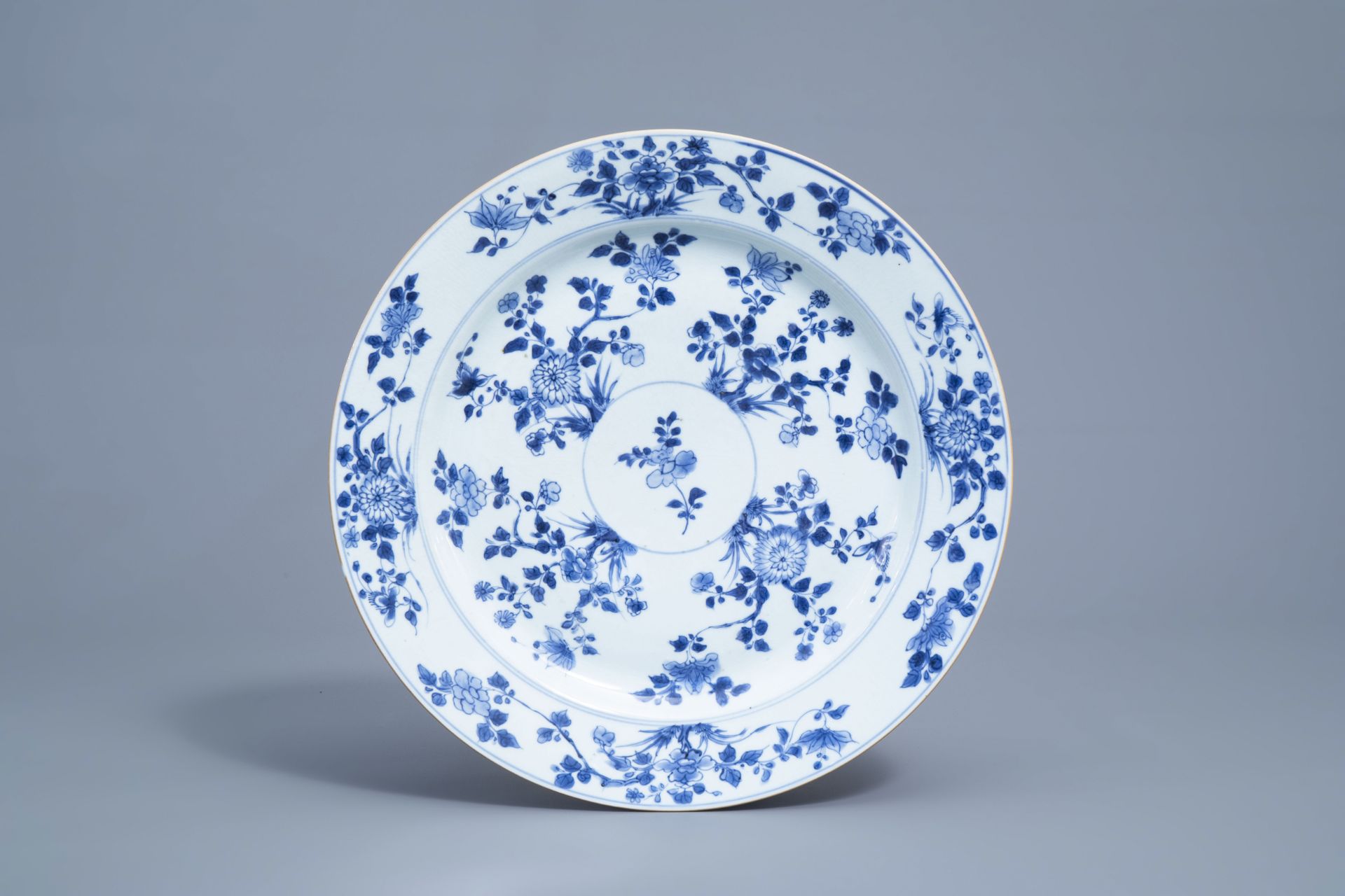 A Chinese blue and white charger with floral design, Kangxi - Image 2 of 3