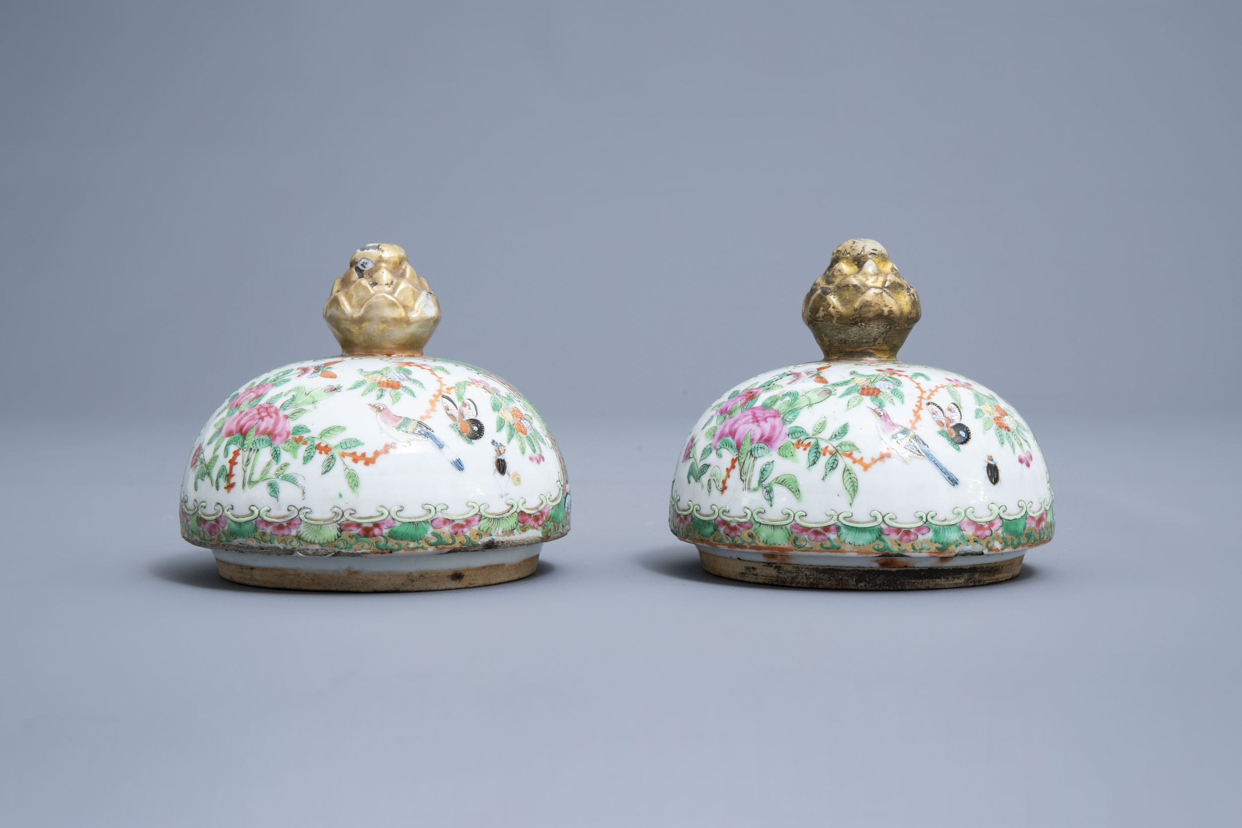 A pair of Chinese Canton famille rose vases and covers, 19th C. - Image 11 of 14