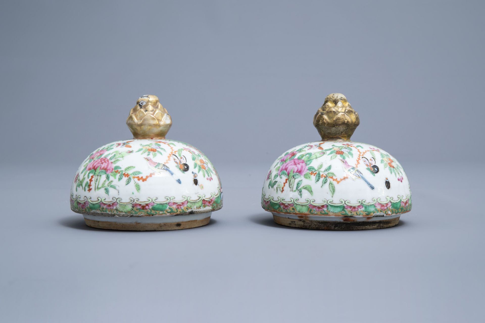 A pair of Chinese Canton famille rose vases and covers, 19th C. - Image 11 of 14