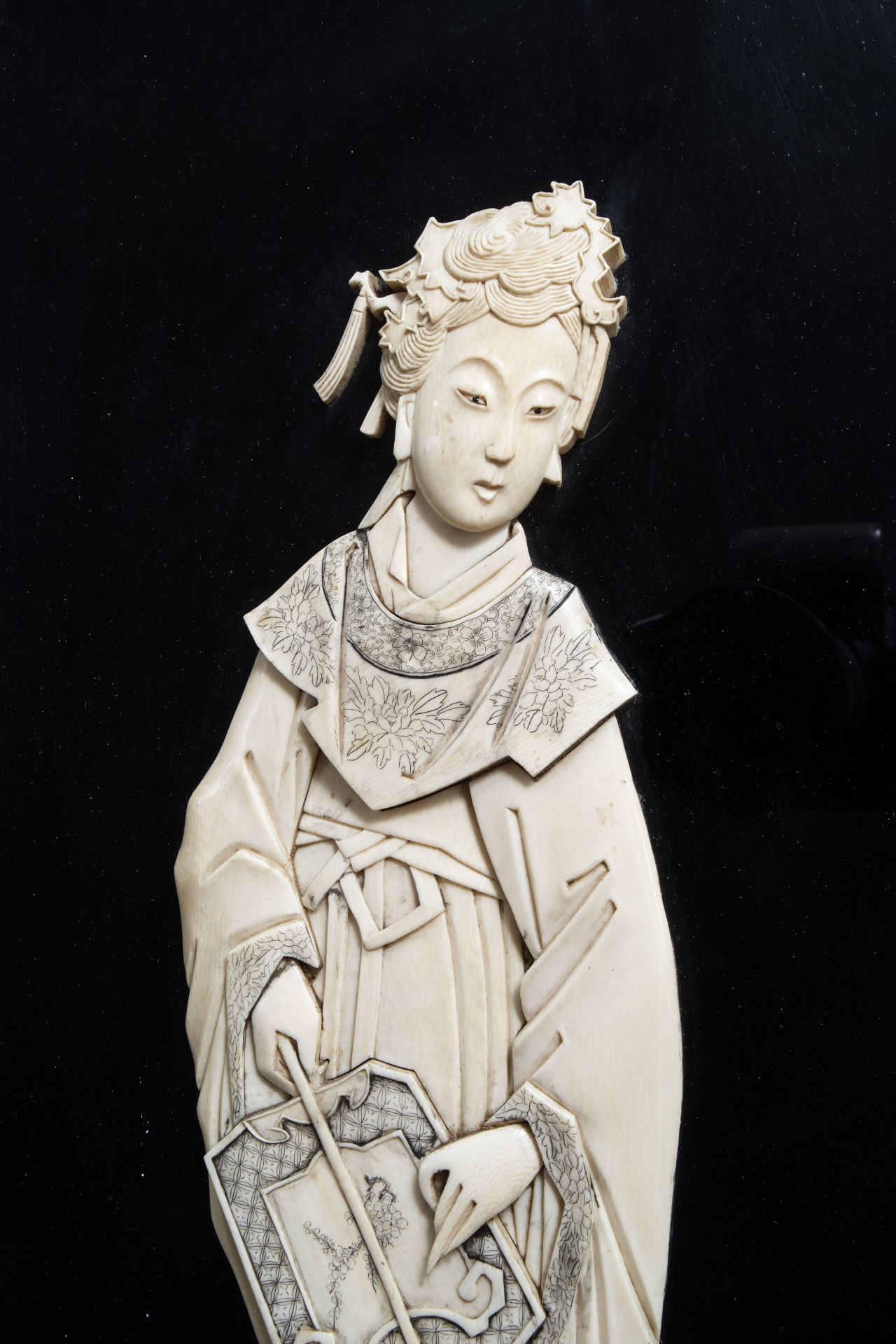 A Chinese ivory carving of a lady with a fan mounted on a plaque, first half of the 20th C. - Image 4 of 6