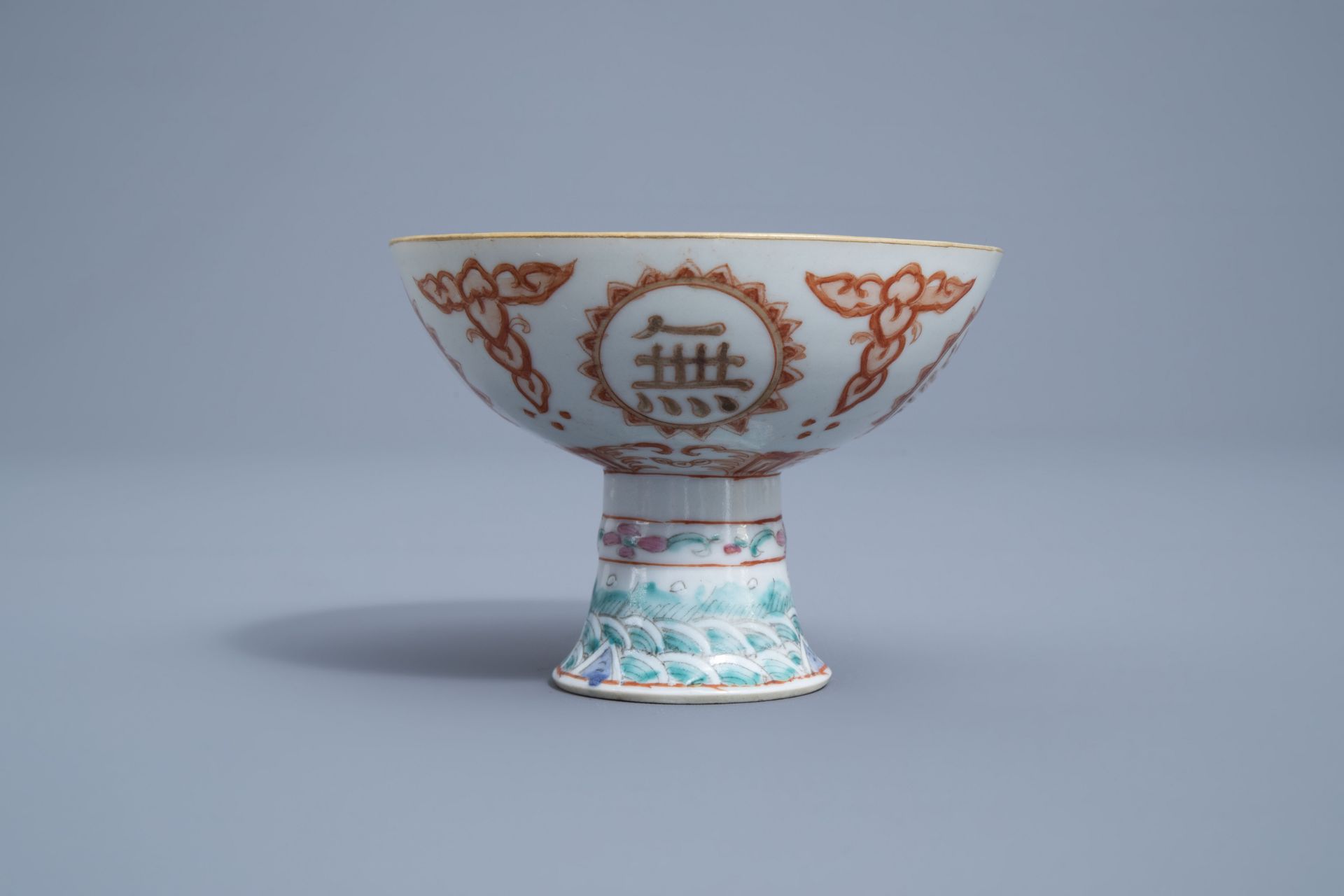 A Chinese famille rose, iron red and gilt stem cup, 19th C. - Image 4 of 8