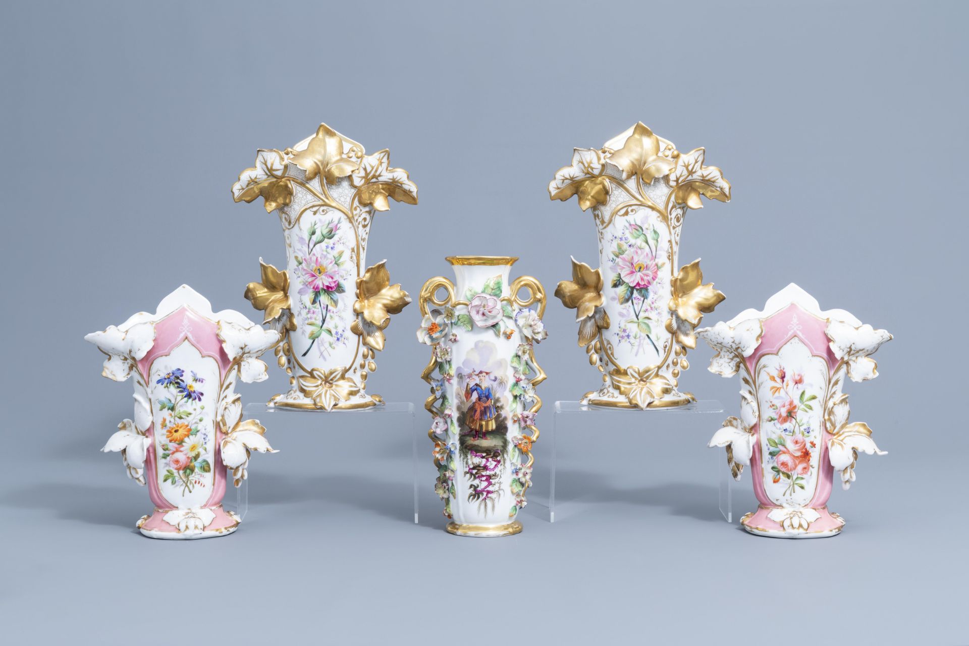 Two pairs of gilt and polychrome Paris porcelain vases and a 'chinoiserie' vase, 19th C. - Bild 3 aus 48