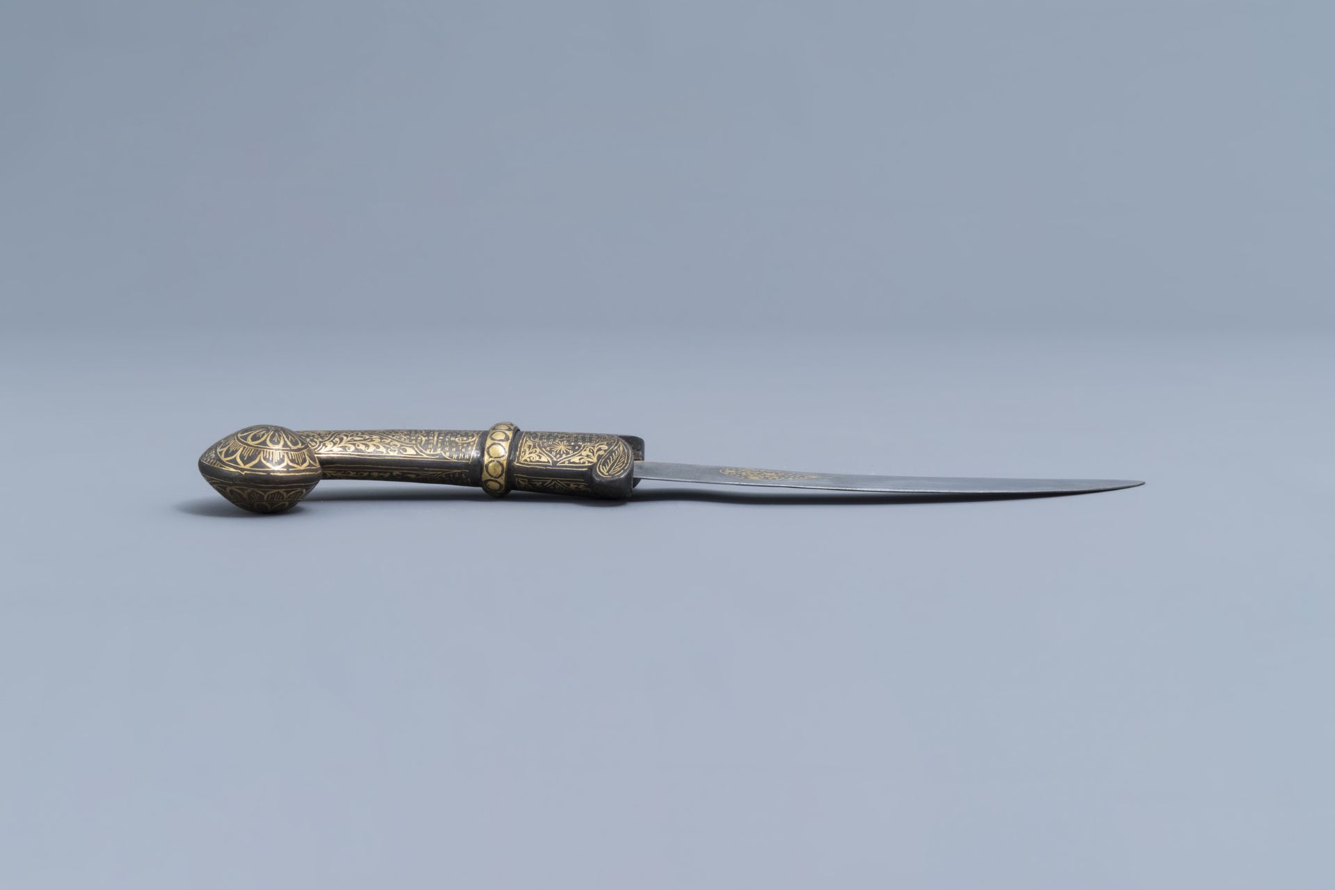 An Islamic inscribed 'jambiya' dagger with matching scabbard, Middle East, 20th C. - Image 5 of 8