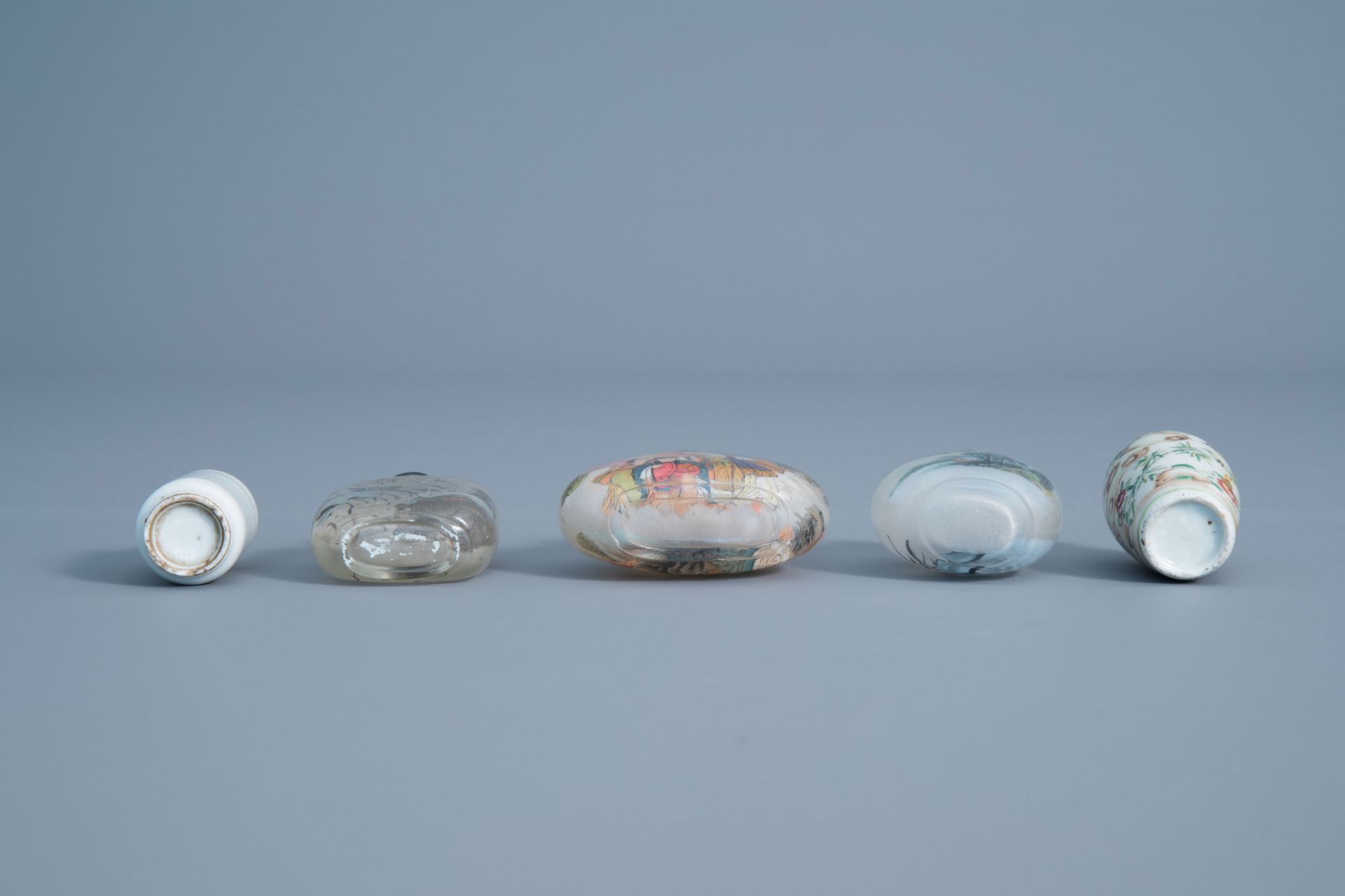 Five Chinese inside-painted glass and porcelain snuff bottles, 19th/20th C. - Image 4 of 4