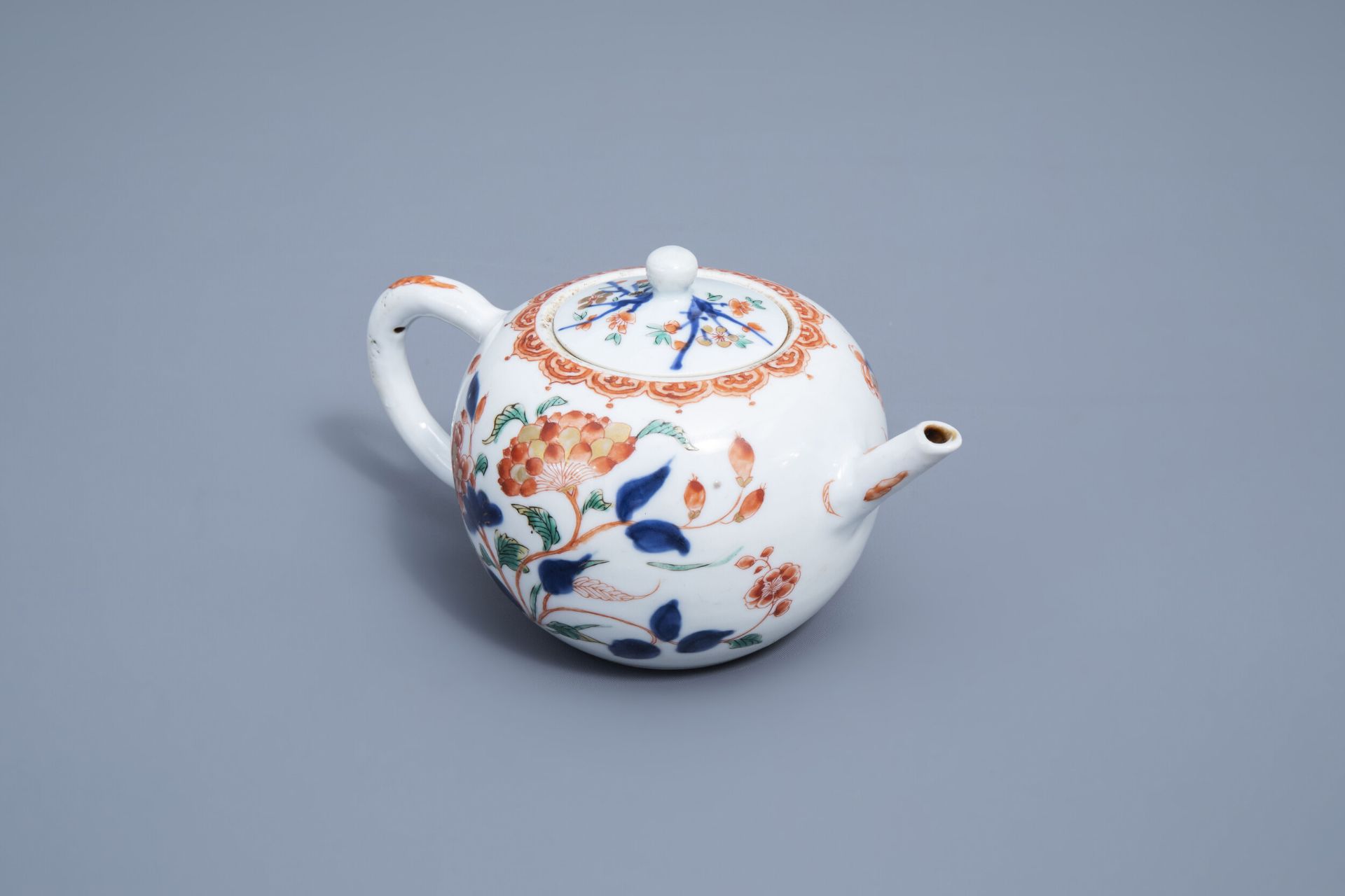 A Chinese verte-Imari teaopot and cover with floral design, Kangxi - Image 2 of 16