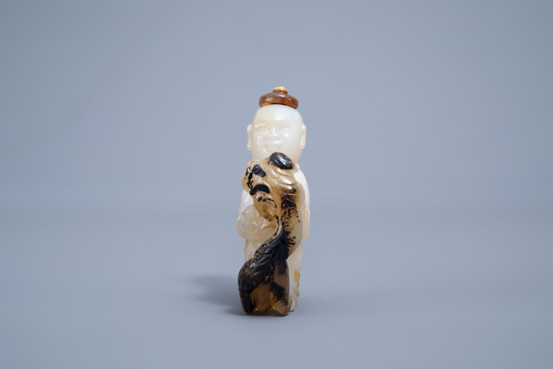 A Chinese shadow agate 'boy and dog'-shaped snuff bottle, 19th/20th C. - Image 4 of 4