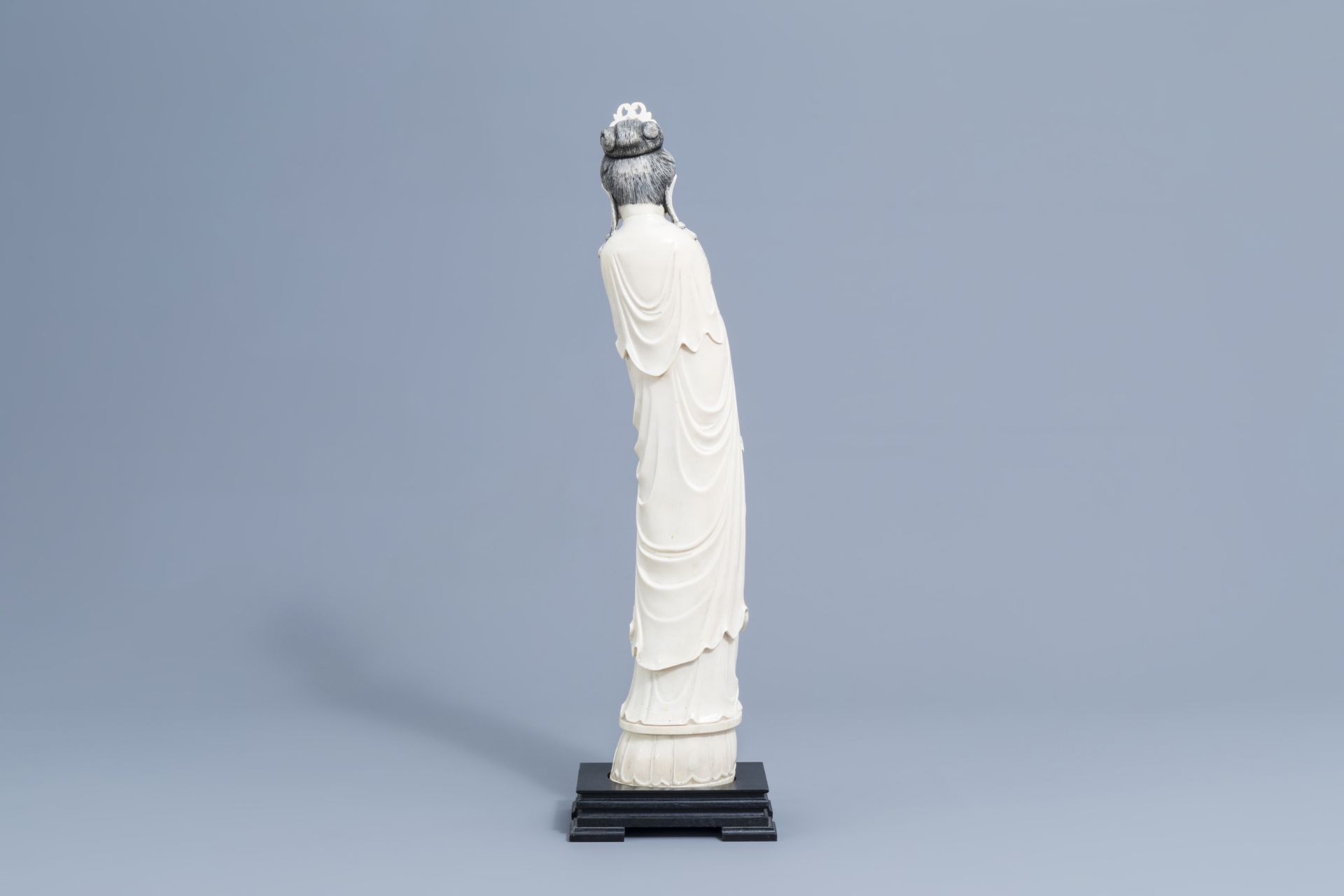 A large Chinese carved ivory figure of a lady on a wooden base, first half of the 20th C. - Image 5 of 8