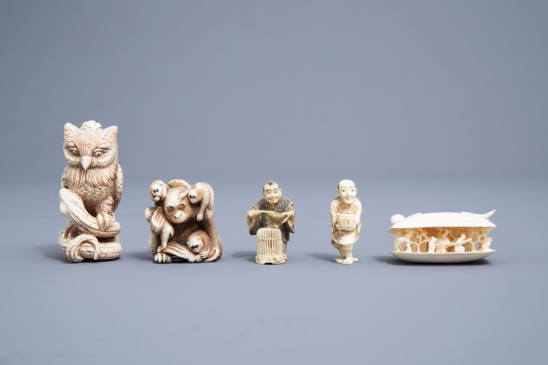 Five various Japanese ivory netsuke and okimono, Meiji, and a Chinese Canton shell, 19th/20th C. - Image 9 of 18