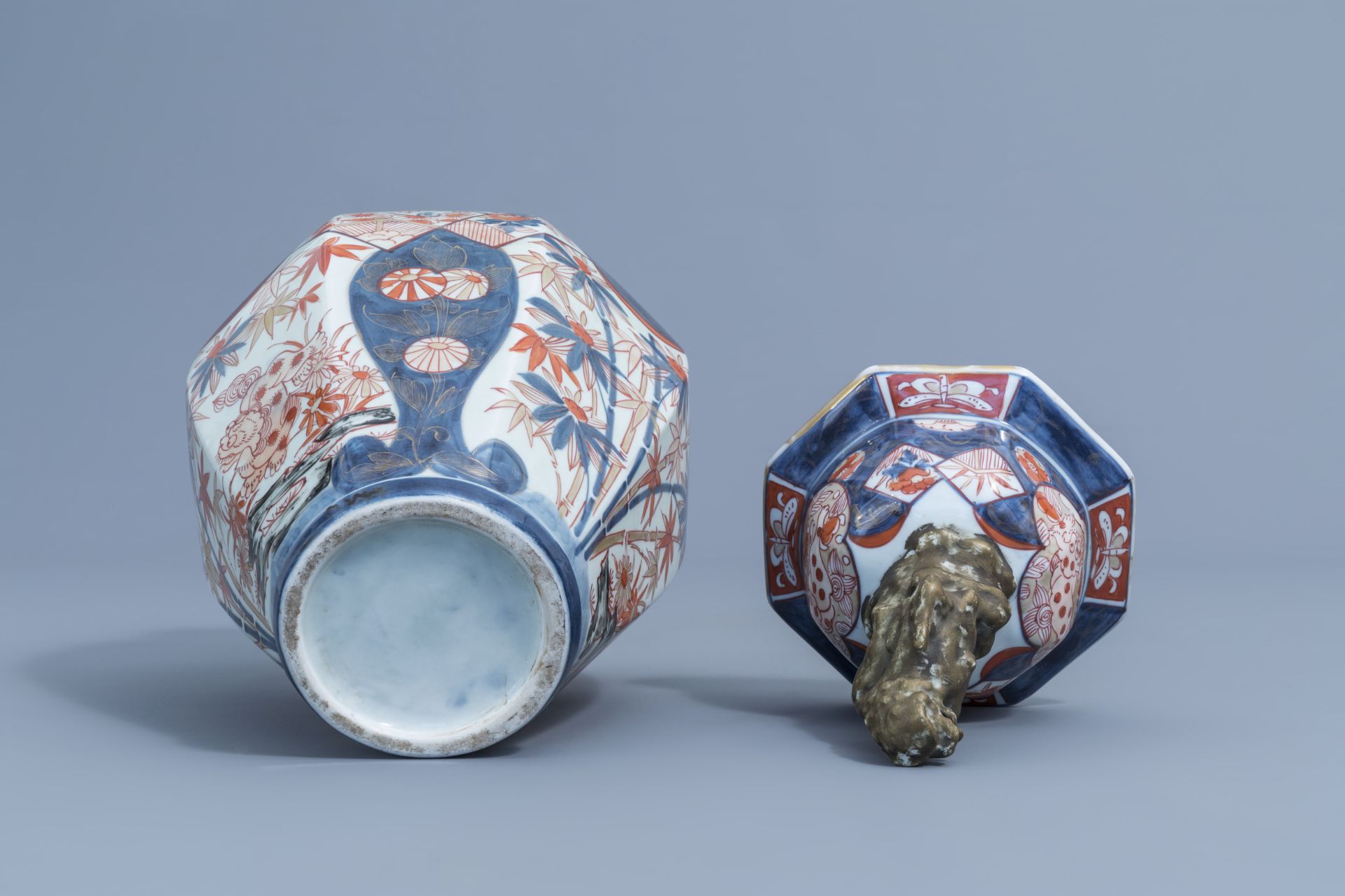 A Japanese Imari vase and cover and a pair of bronze stands with animals, Edo/Meiji, 18de/19de eeuw - Image 7 of 13