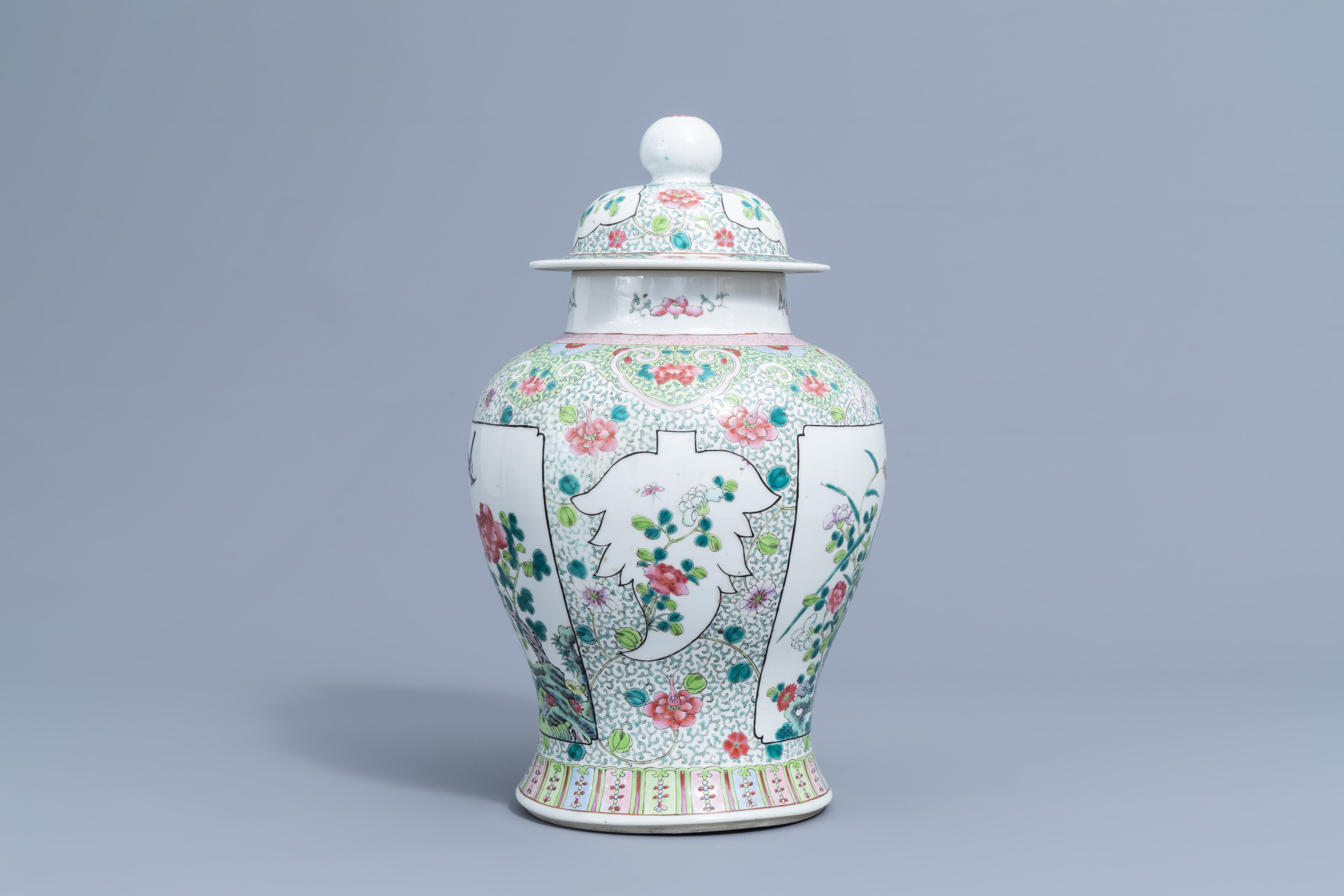 A Chinese famille rose vase and cover with birds among blossoming branches, 19th/20th C. - Image 4 of 8