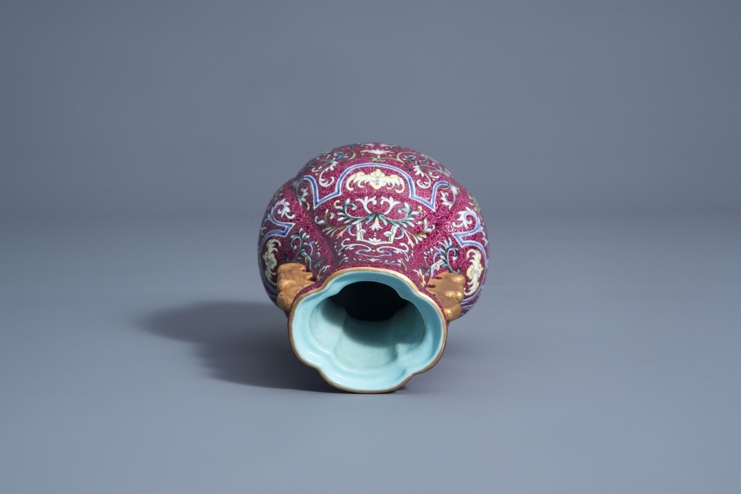 A Chinese famille rose sgraffito vase with floral design and a small gourd plaque, 19th/20th C. - Image 6 of 13