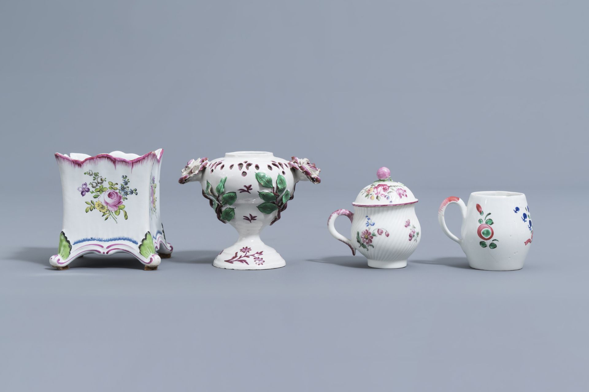 A collection of 17 pieces in faience de l'Est, France, 18th/19th C. - Image 24 of 34