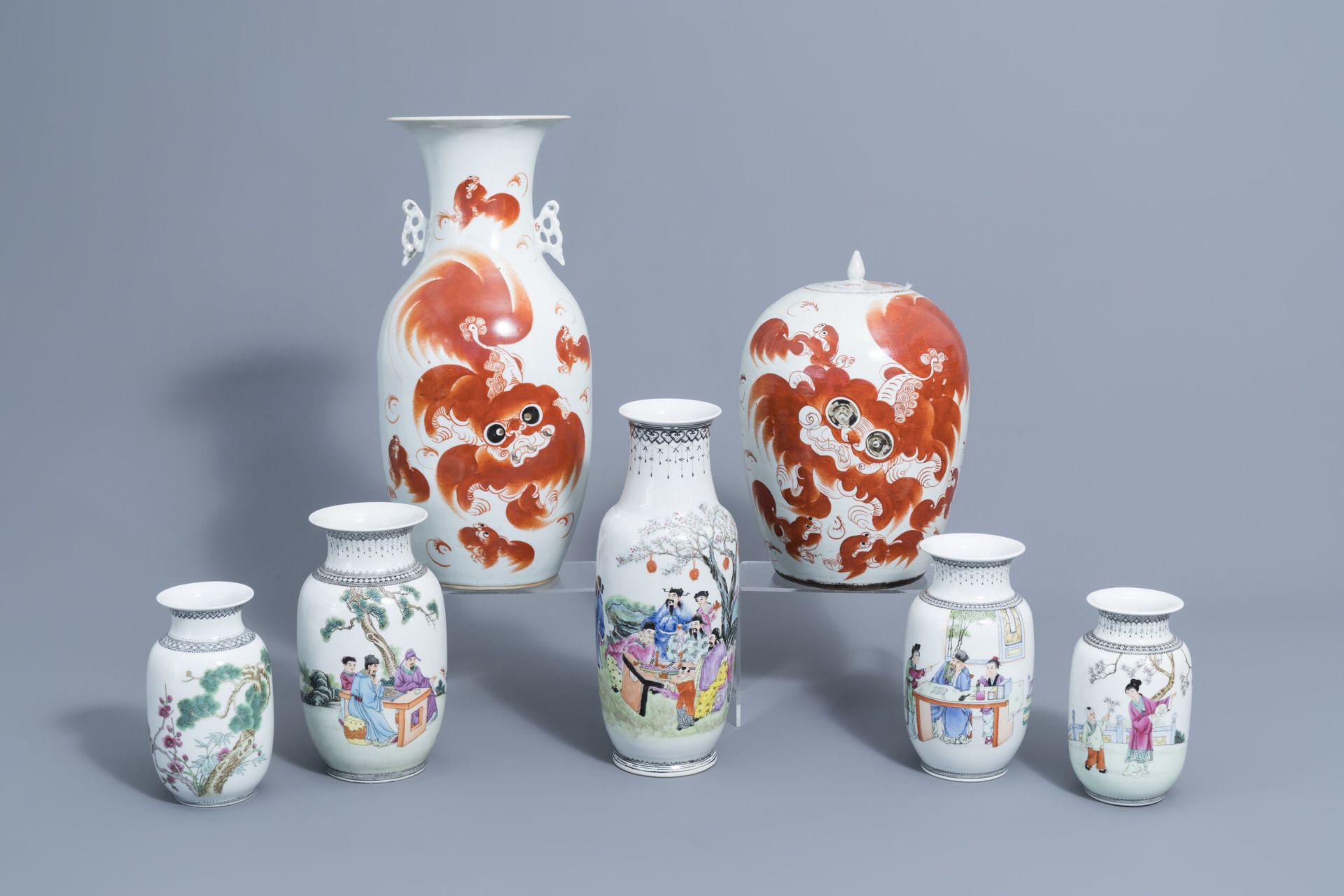 A Chinese iron red vase, a jar and cover with Buddhist lions & 5 famille rose vases, 19th/20th C.