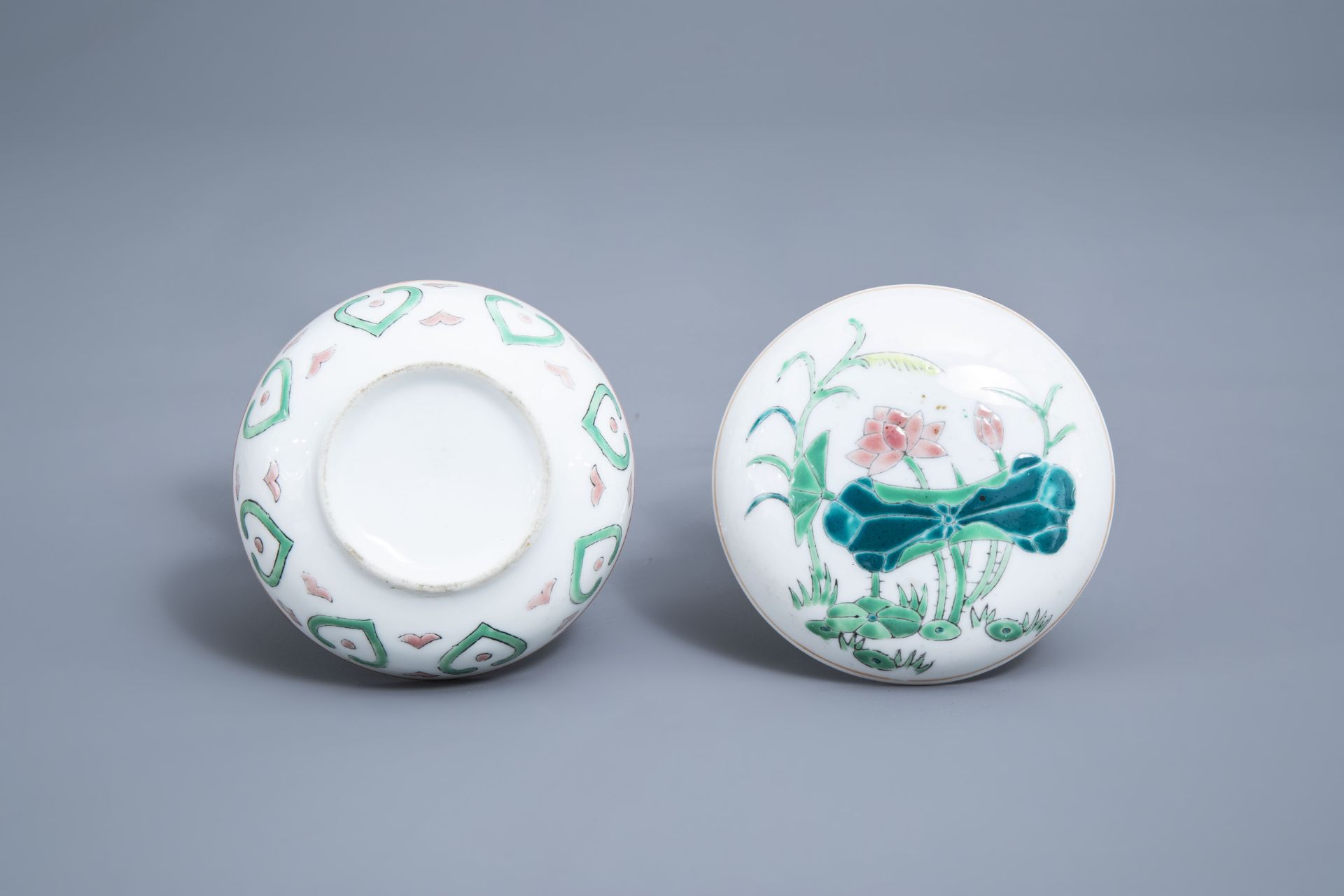 A varied collection of Chinese blue, white and famille rose porcelain, 18th C. and later - Image 23 of 42