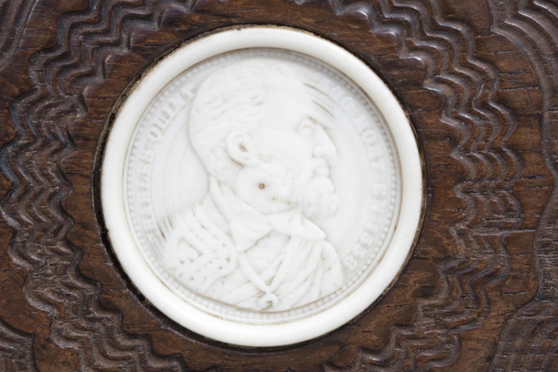 Two French ivory portrait medallions and two pax christi, 19th/20th C. - Image 3 of 13