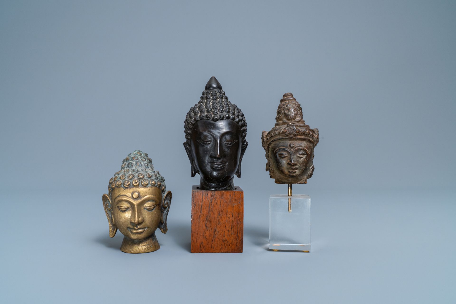 A collection of bronze figures and fragments, India, Thailand and Tibet, 19th C. and earlier - Image 18 of 20