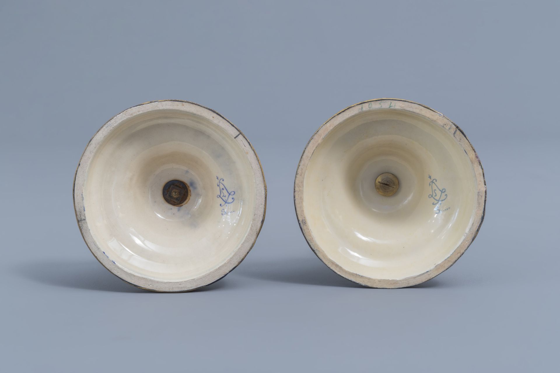 A pair of large French Svres styles vases and covers with gallant scenes and landscapes, 20th C. - Image 20 of 20