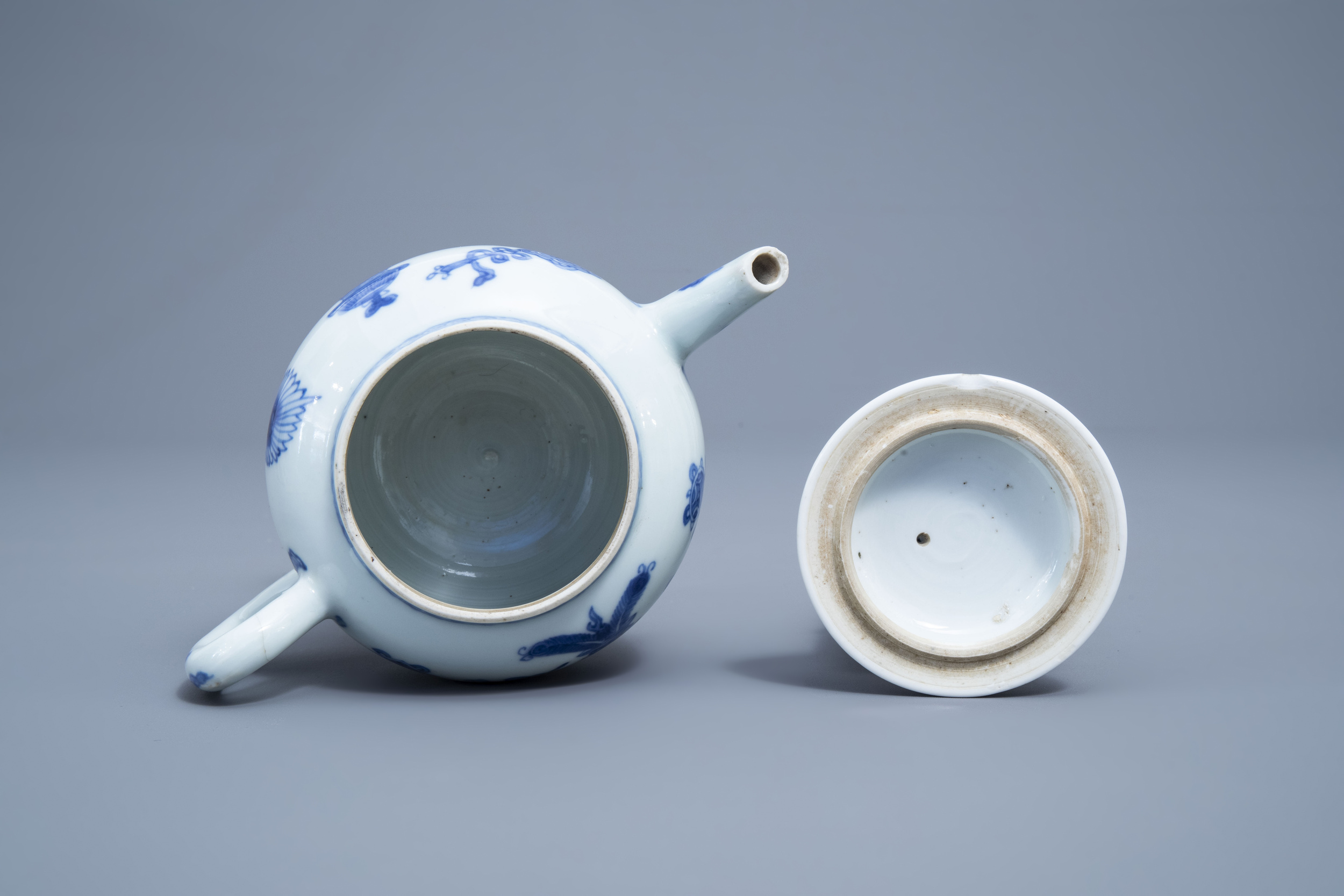 A Chinese blue and white teapot and cover with antiquities design, Kangxi - Image 7 of 8