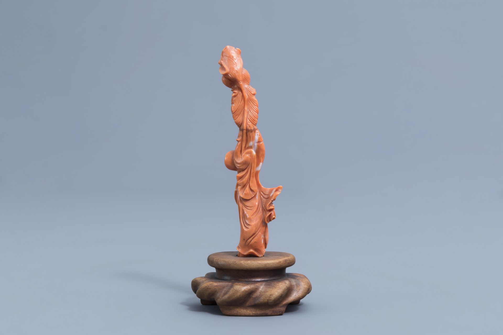 A Chinese carved red coral figure of a lady, 19th/20th C. - Image 5 of 8