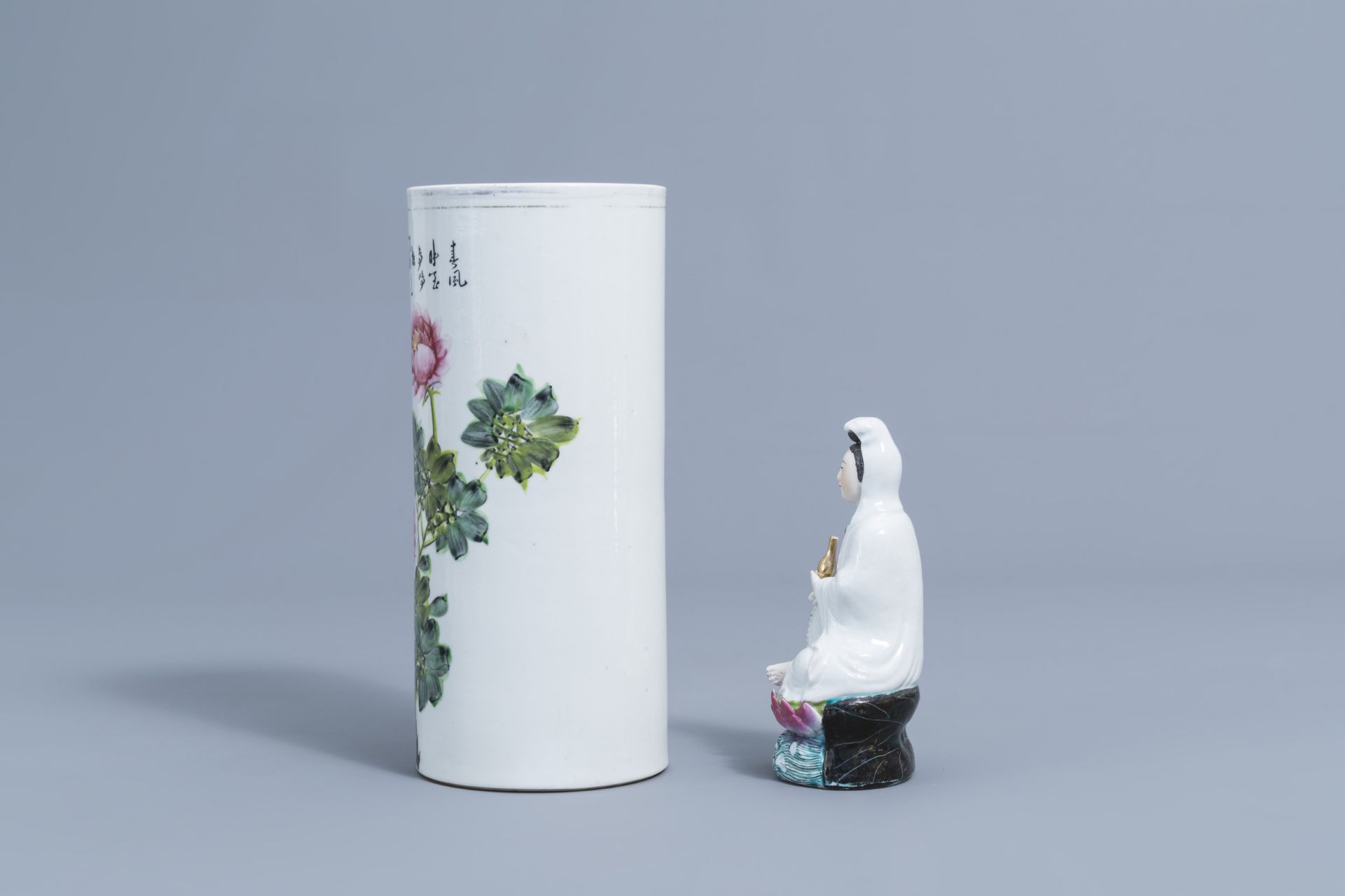 A varied collection of Chinese qianjiang cai and famille rose porcelain, 19th/20th C. - Image 5 of 16