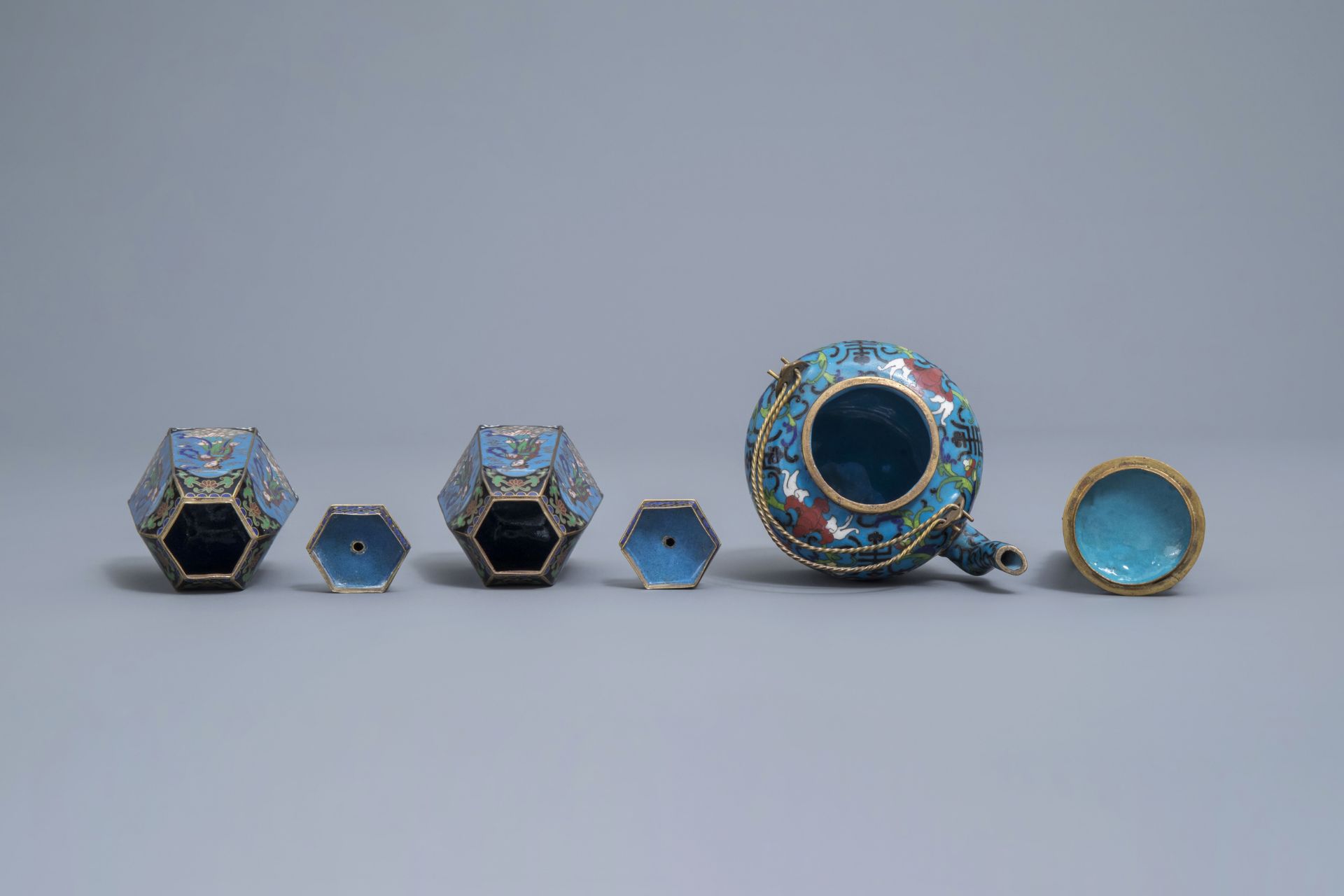 A varied and extensive collection of Chinese cloisonne vases, a teapot and a dish on foot, 20th C. - Image 26 of 27