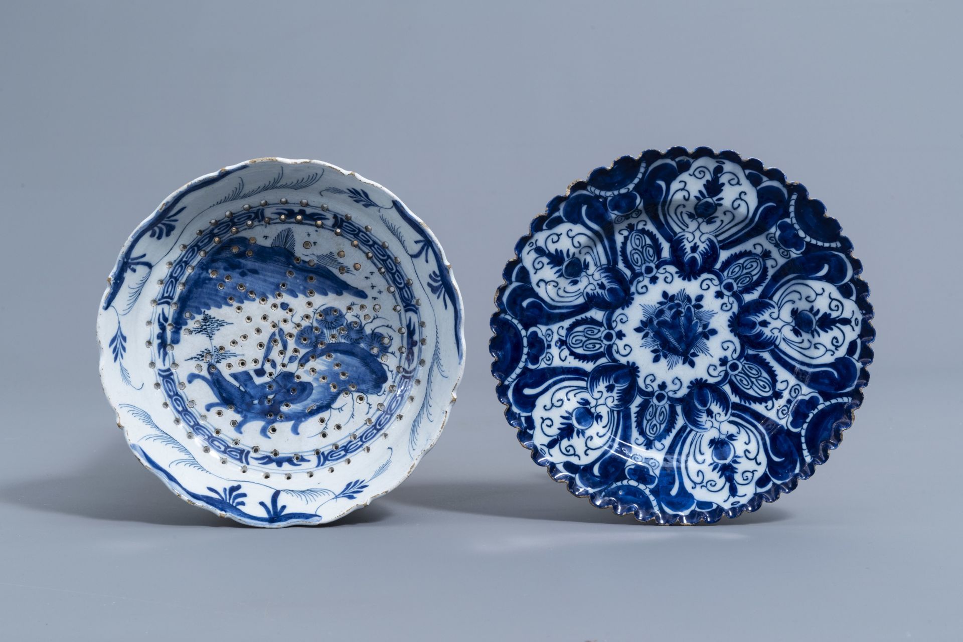 A varied collection of Dutch Delft blue and white pottery with mosty floral designs, 18th C. - Bild 13 aus 18