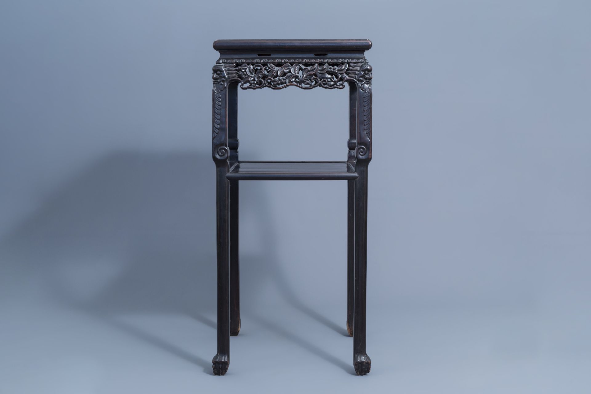 A Chinese carved wooden stand with marble top, 19th/20th C. - Image 3 of 7