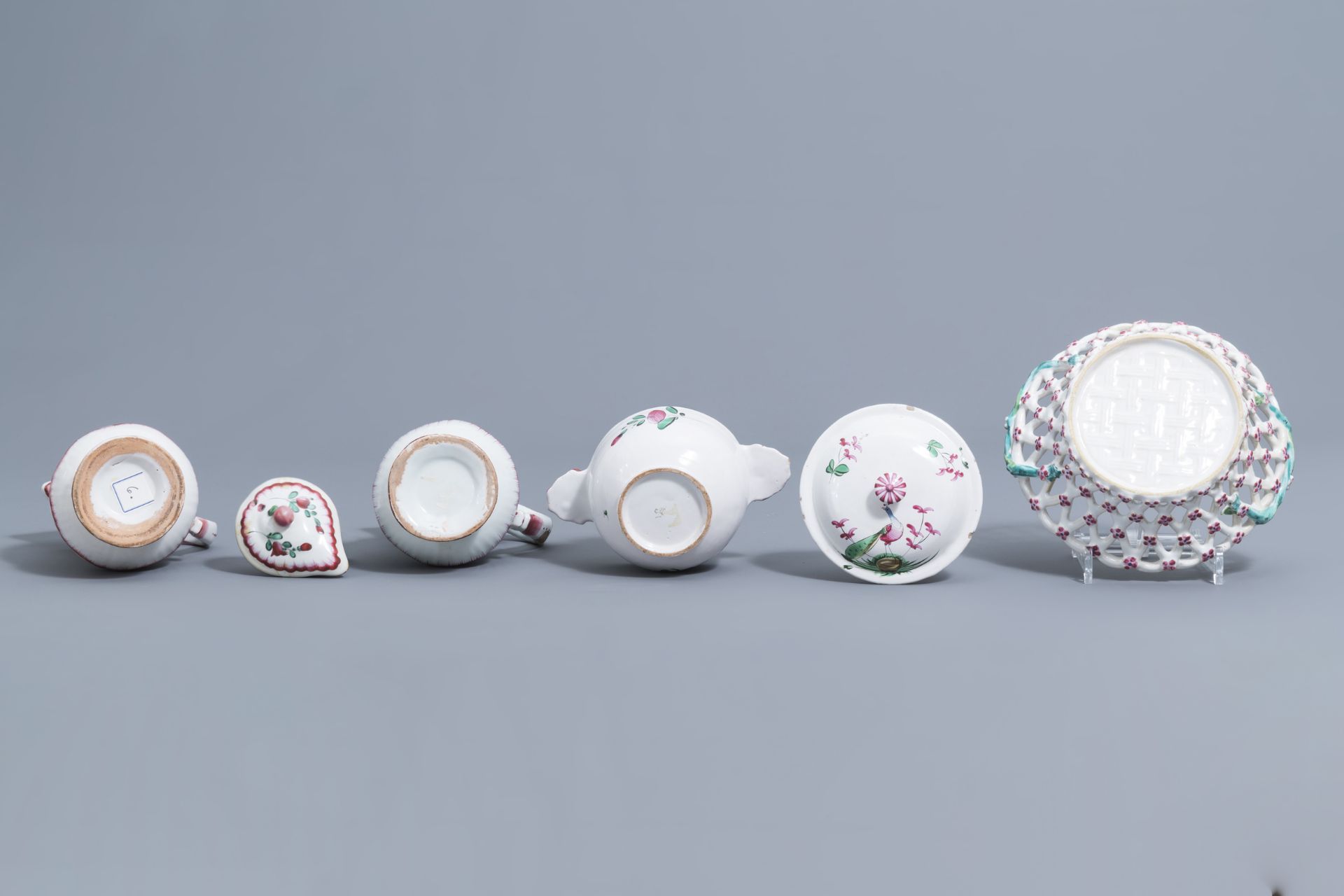 A collection of 17 pieces in faience de l'Est, France, 18th/19th C. - Image 22 of 34