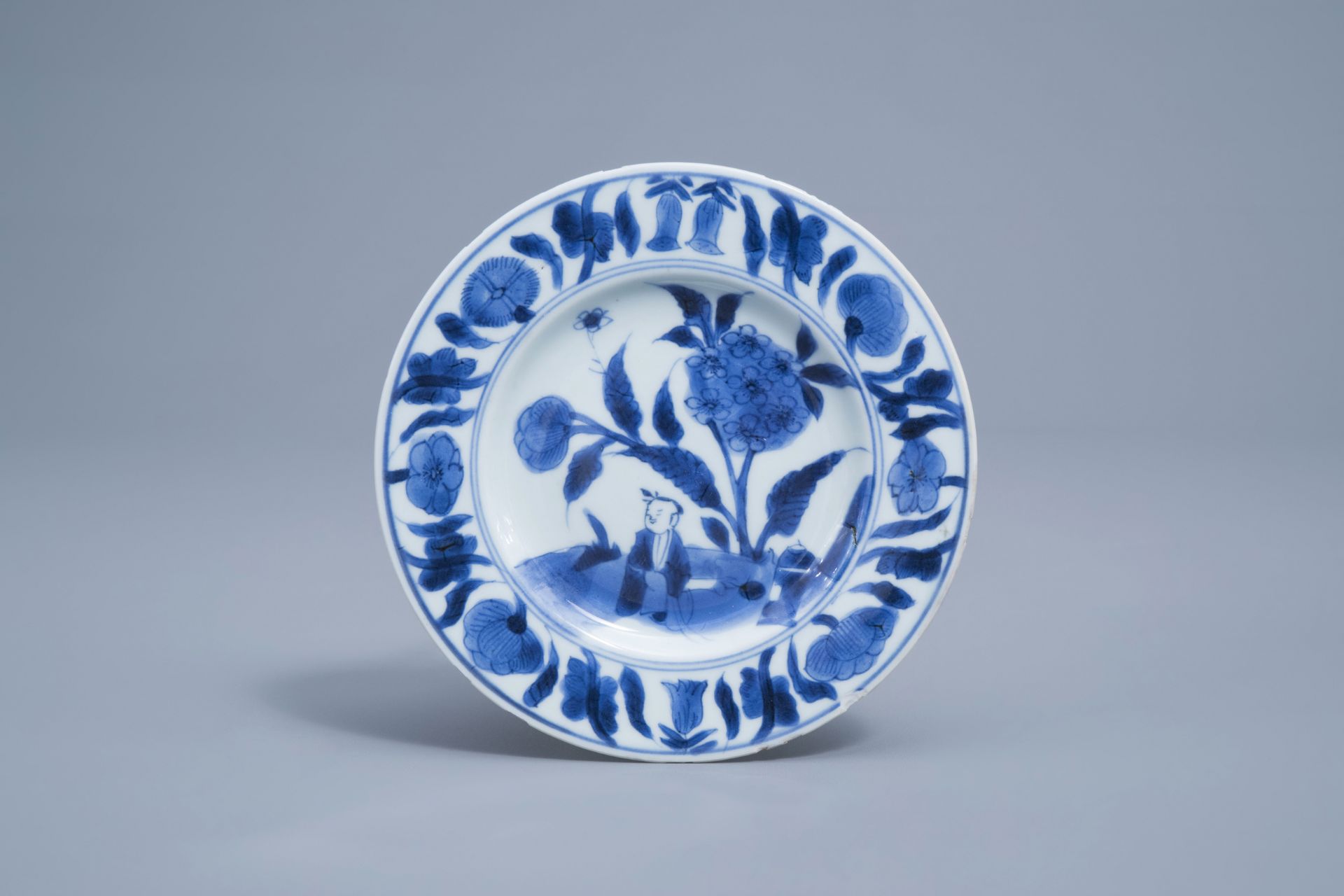 A pair of Chinese blue and white saucers with a boy in a landscape, Transitional period, 17th C. - Bild 4 aus 5